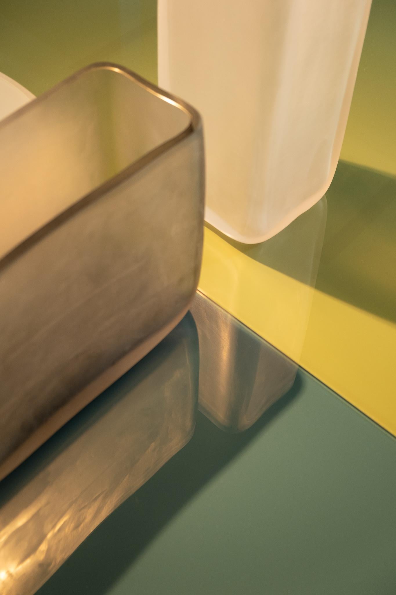 Moderno Cassa LPWK del 21° secolo in vetro di Murano smerigliato di vari colori in vendita