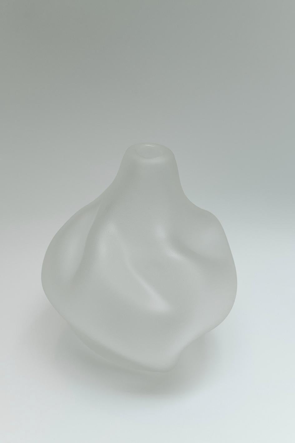 Caigo Small is a vase from the Laguna Collection designed by Ludovica+Roberto Palomba for Purho in spring 2022. Mignon version of the larger Caigo — which name refers to the thick fog in the Venetian dialect — this small vase whose plump shapes