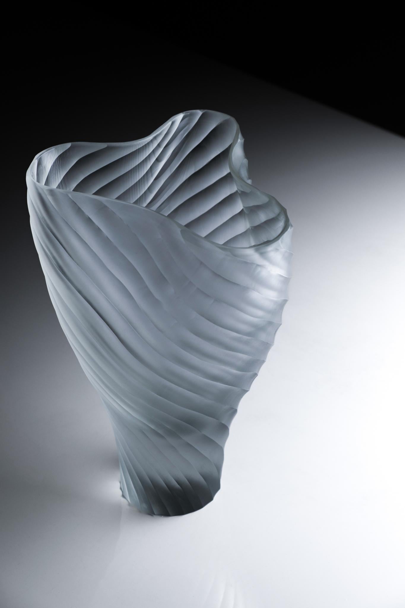 Mascareta est un vase de la Collection Laguna conçue par Ludovica+Roberto Palomba pour Purho au printemps 2022. 
Caractérisé par des formes généreuses aux bords supérieurs repliés et une base épaisse en verre transparent, Mascareta - dont le nom