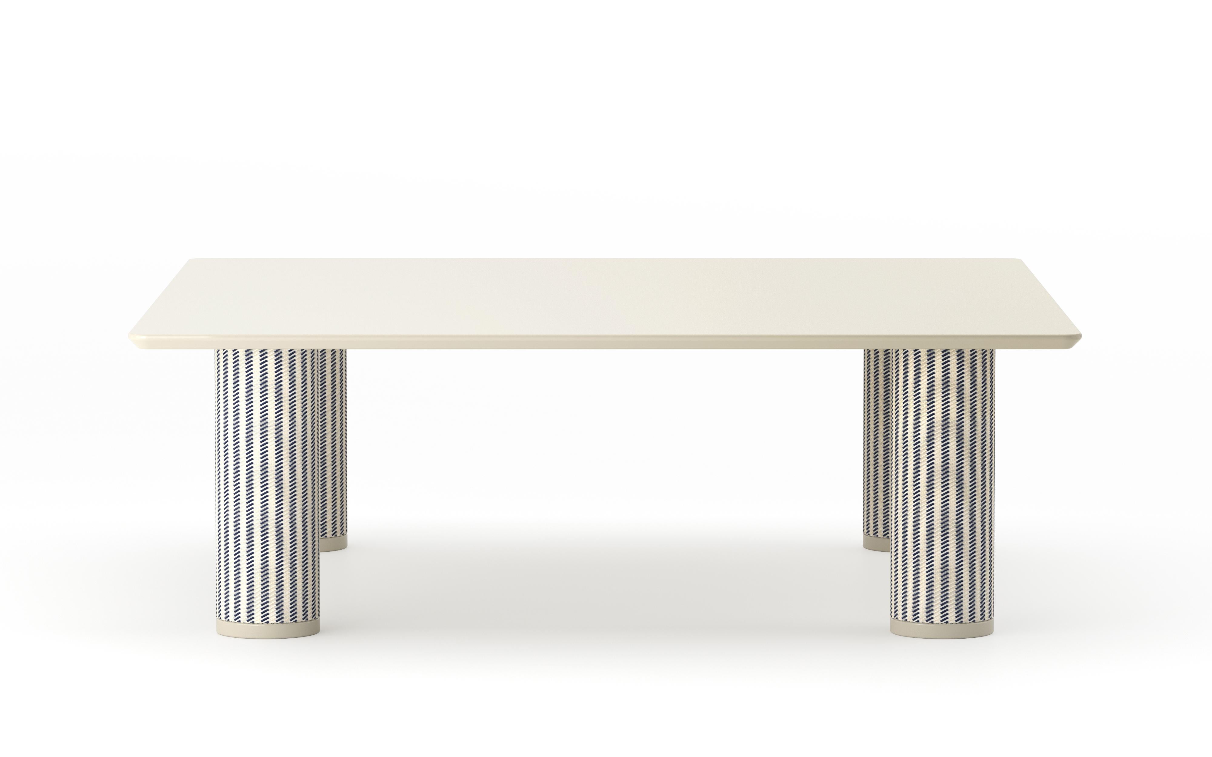 UMA Square est une table basse de la collection du même nom conçue par Ludovica+Roberto Palomba pour P + C Edizioni au printemps 2022. Mesures : 90x90x30 cm.
Dotée d'un plateau carré en résine, UMA Square met l'accent sur le design des pieds