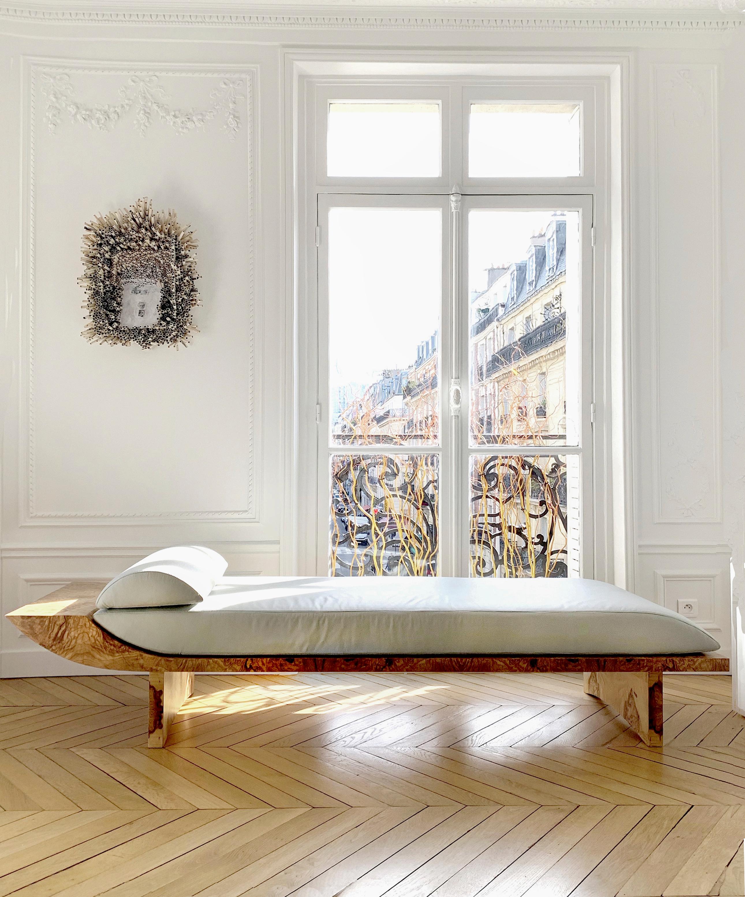 Hand-Crafted 21st Century Lunabed, Daybed in Olive Burl and Leather, Made in Italy For Sale