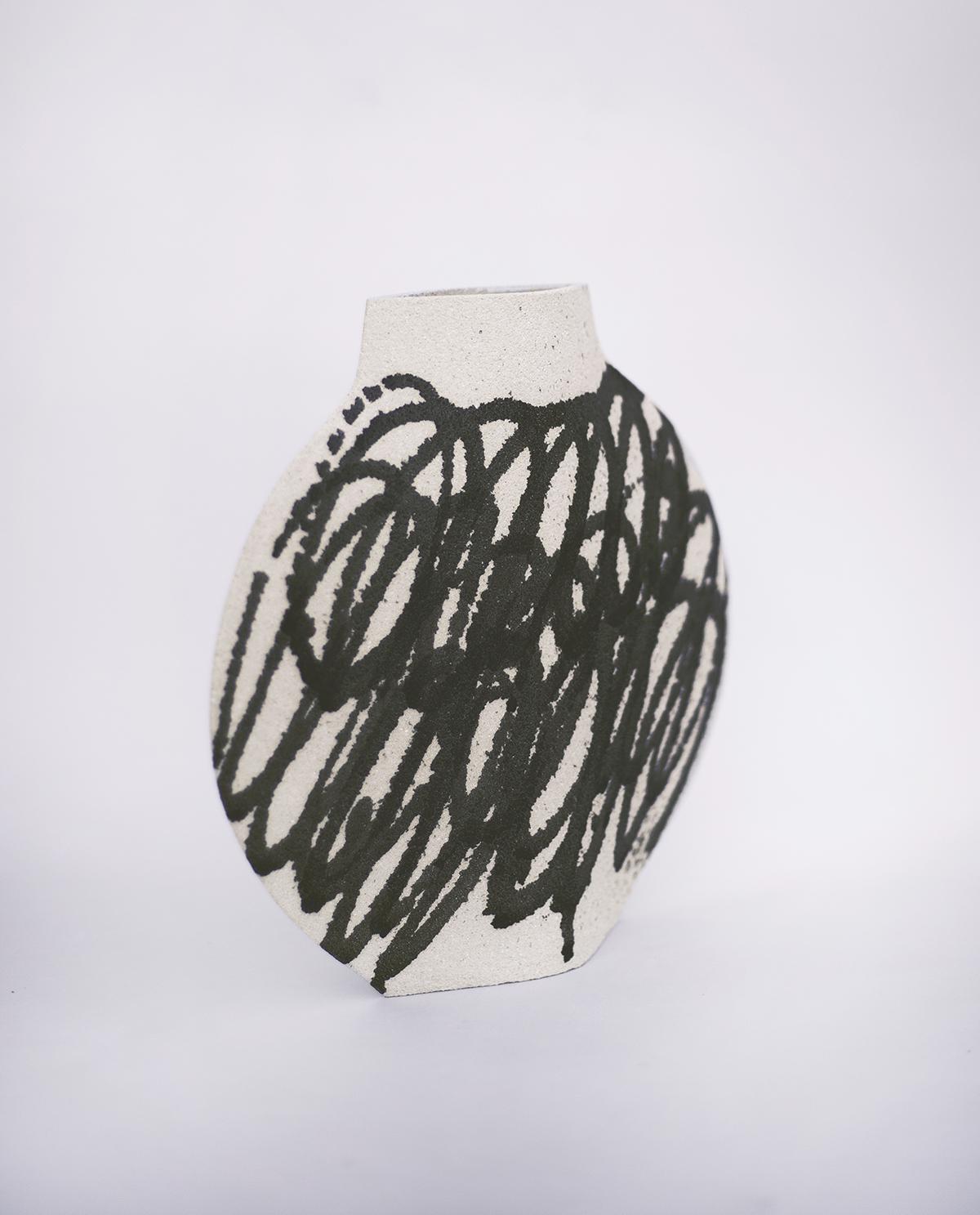 keramikvase 'Lune [M] - Kreise schwarz N°1'

Diese Vase ist Teil einer neuen Serie, die von ikonischen Bewegungen der Kunst (oder genauer gesagt der Malerei) inspiriert ist. Hier ist unser Modell LUNE [M] mit Motiven, die auf abstrakten Gemälden