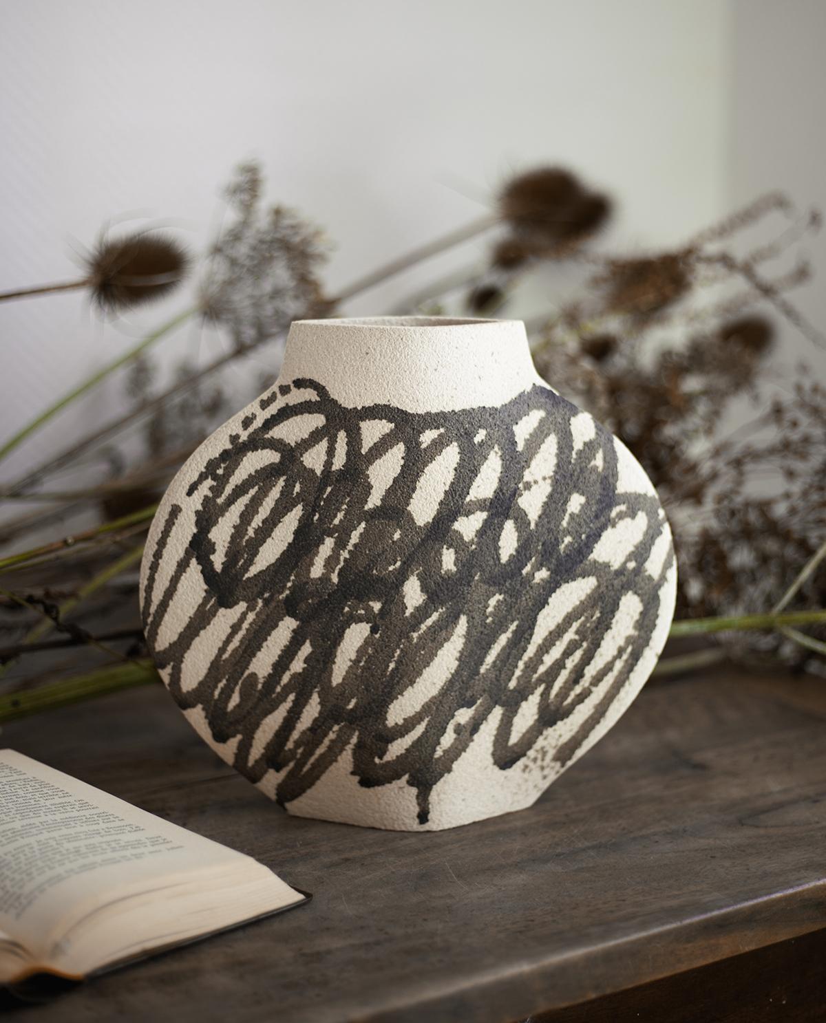 21. Jahrhundert Lune 'M', Kreise schwarz 1 Vase aus Keramik, handgefertigt in Frankreich (Ton) im Angebot