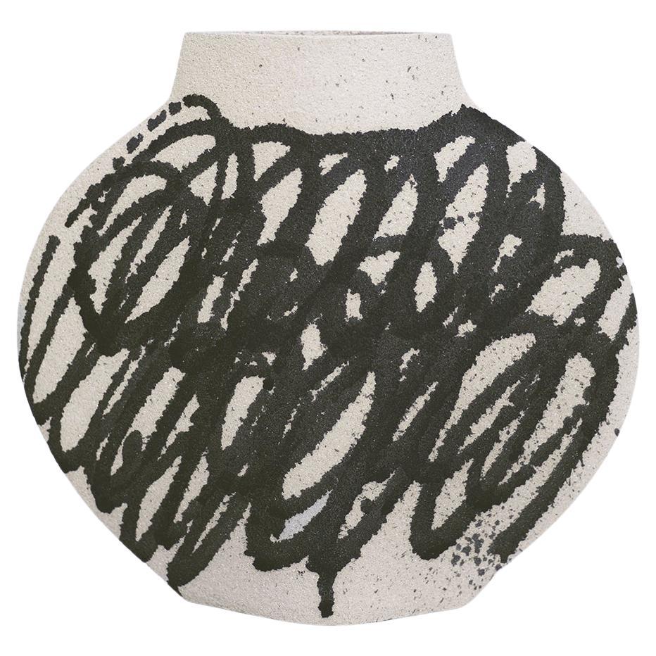 21. Jahrhundert Lune 'M', Kreise schwarz 1 Vase aus Keramik, handgefertigt in Frankreich