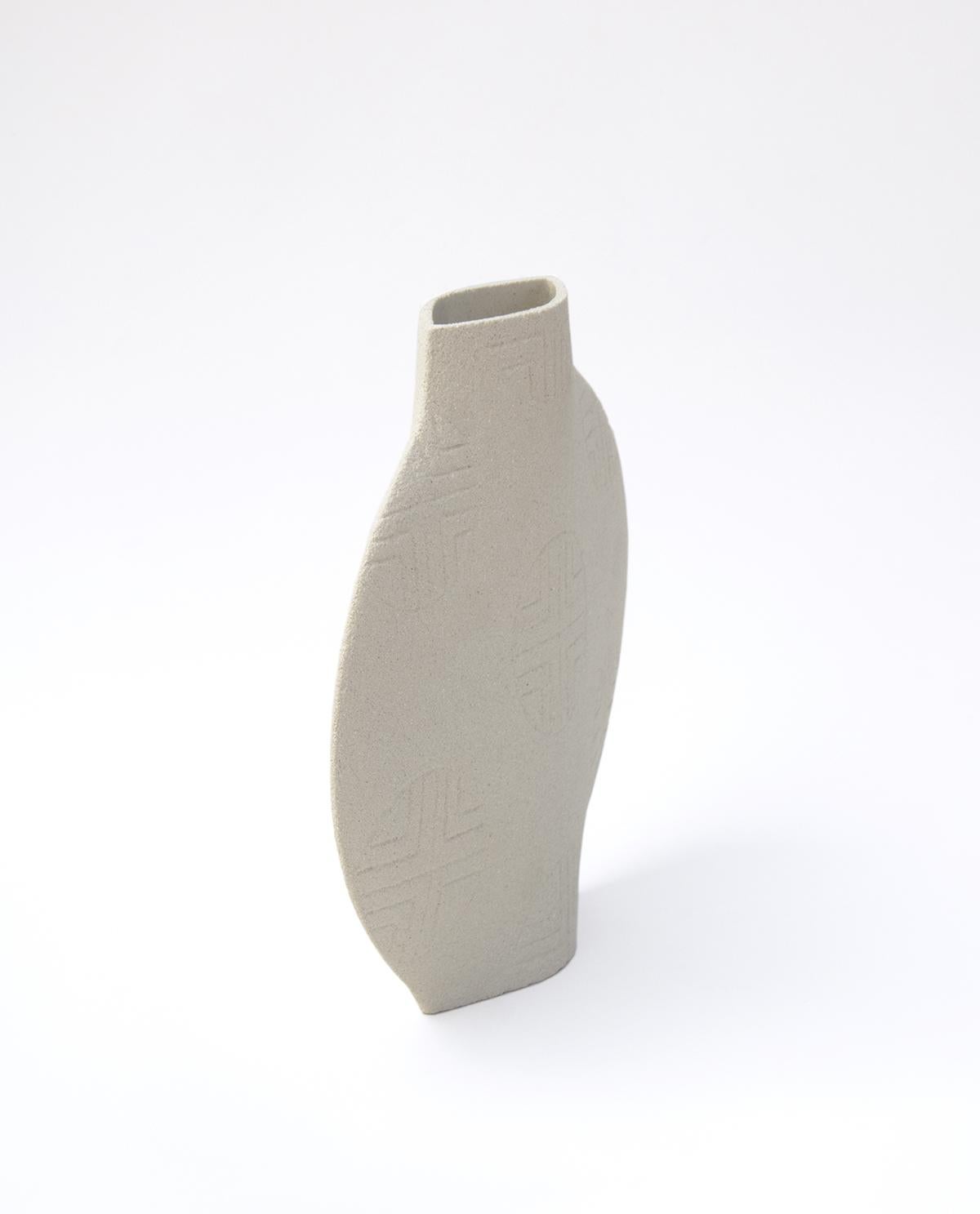 ‘LUNE [M] N°1 - White ceramic vase.

Measures' H: 23 cm / L: 26 cm
H: 9 inch / L: 10.2 inch

- Stoneware fired at high temperature finished with transparent glossy glaze inside.
- Raw carved exterior showcasing the natural aspect of the clay’s