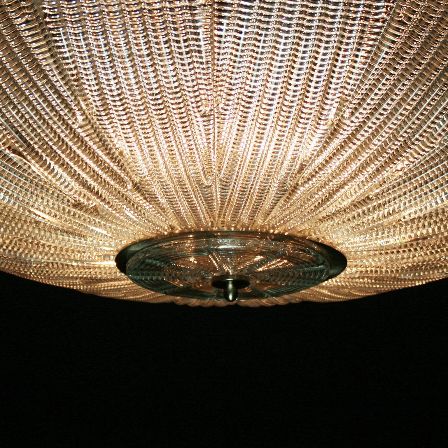 Italiano Lampadario di lusso del 21° secolo in vetro trasparente fatto a mano da Multiforme in vendita
