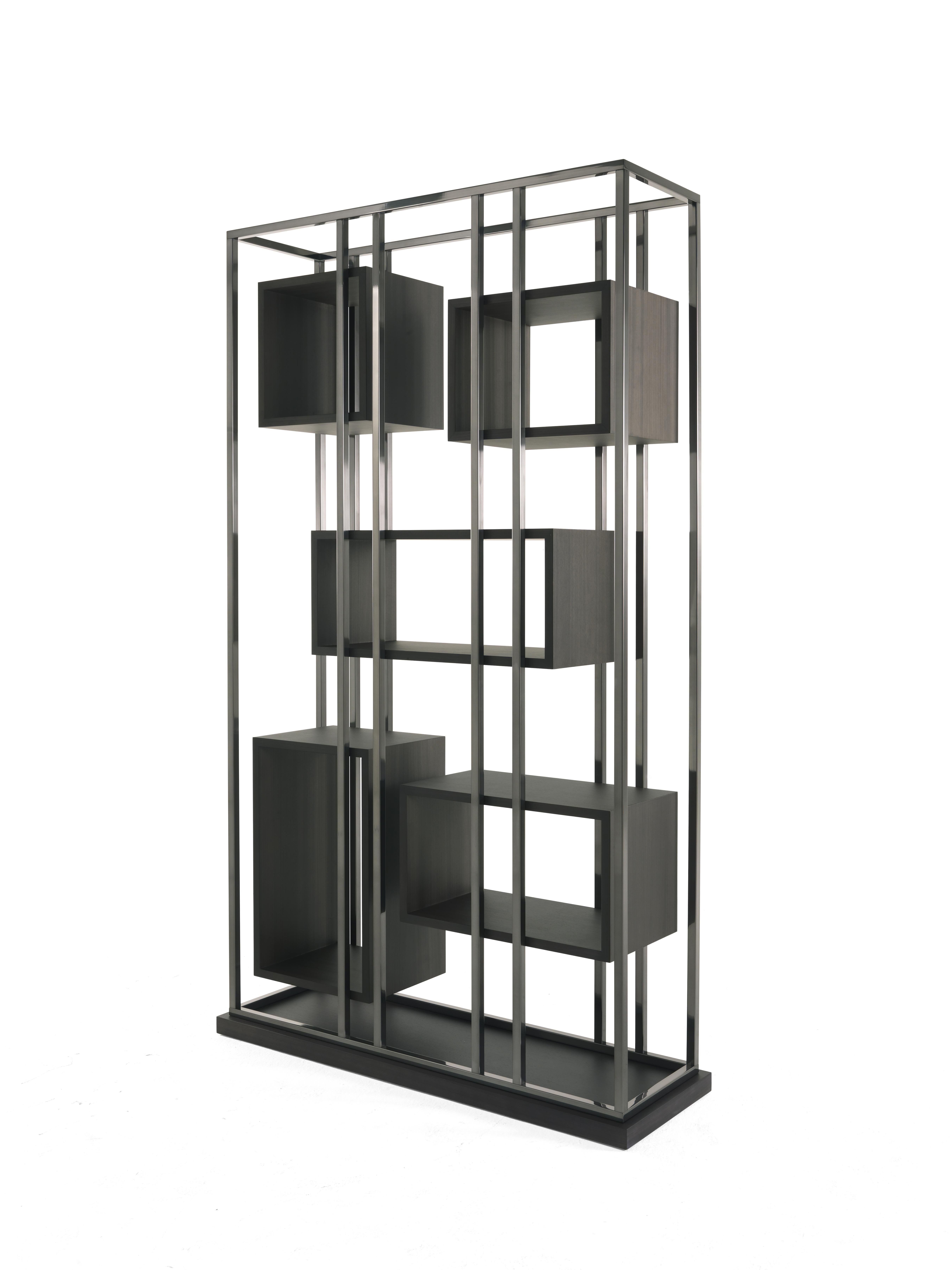 A versatile double-sided bookcase with a contemporary decorative allure, worthy of a starring role in any living space. An architectural construction in which the geometric cubes that compose the bookcase are attached only through the brass bars