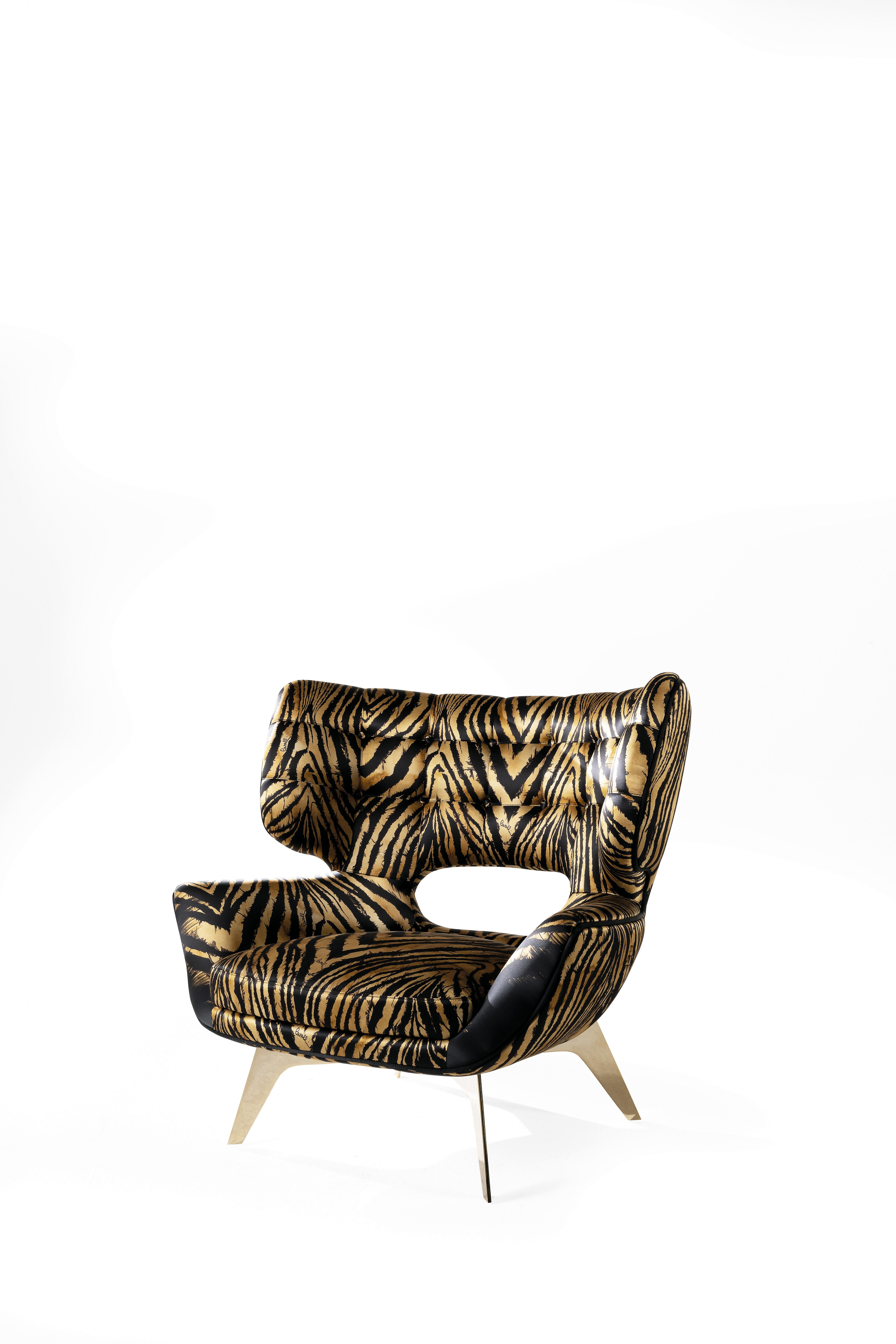 With a distinctive 50s style, this exuberant and refined armchair lends a chic and contemporary touch to the living room. Maclaine comes in different finishings; in this case, it is upholstered in the new Wild Tiger print.
Maclaine armchair with