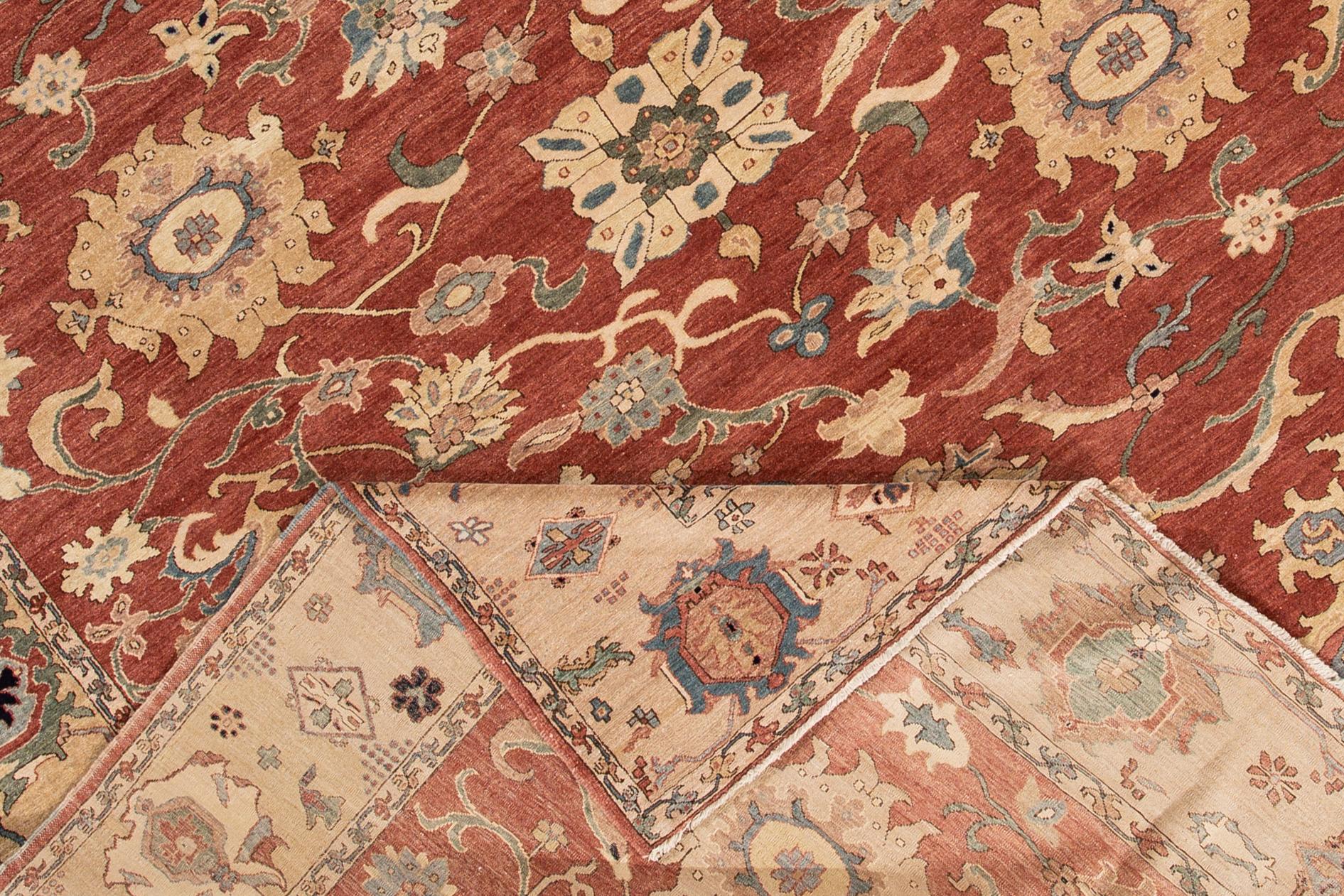 Tapis moderne de style By Design/One présentant un motif floral sur tout le pourtour. Cette pièce présente des détails raffinés, un riche champ rouge rouille et un magnifique motif floral dans les tons marron, bleu et vert. Il s'agit d'un complément