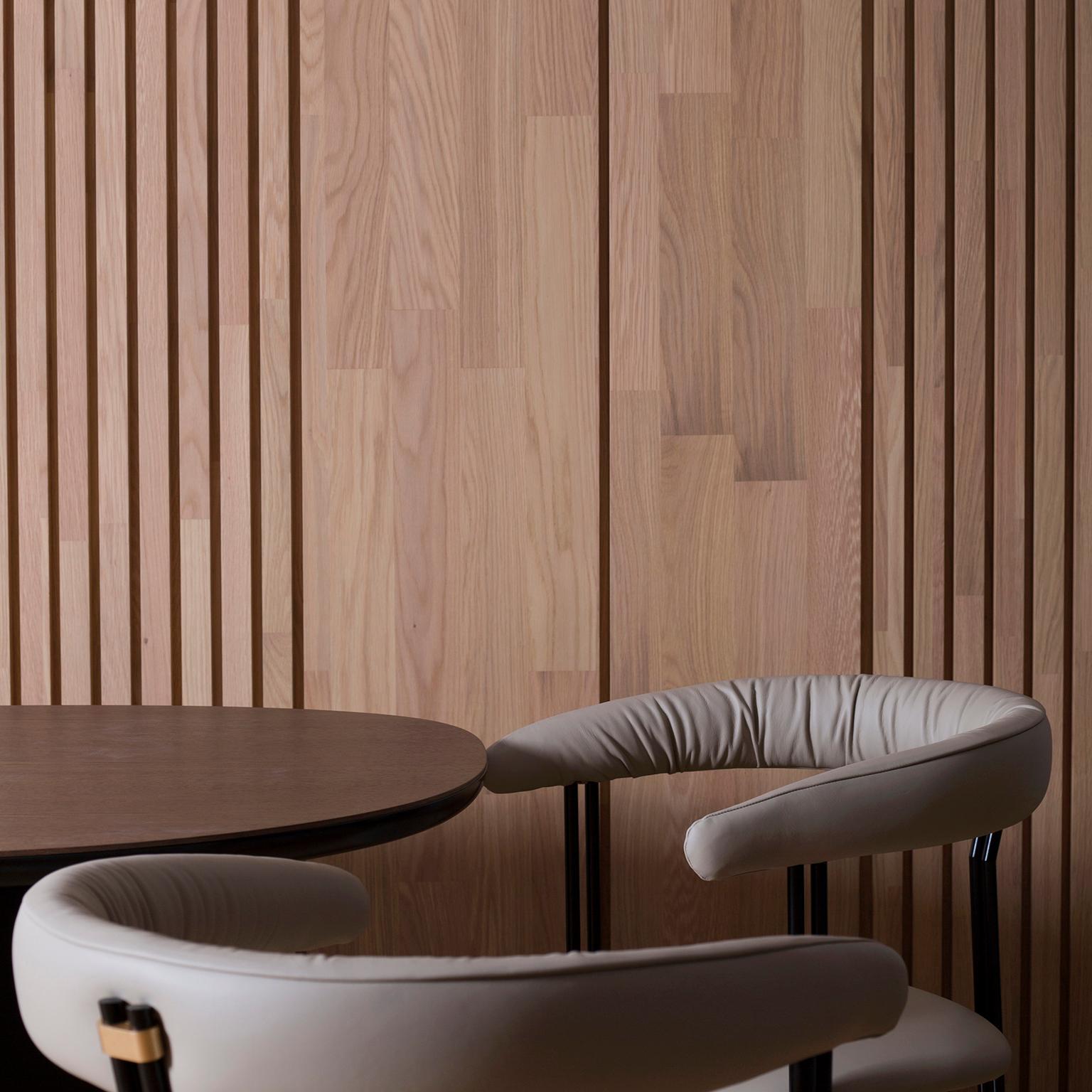 Chaise de salle à manger Maia, cuir italien beige, fabriquée à la main au Portugal par Greenapple en vente 2