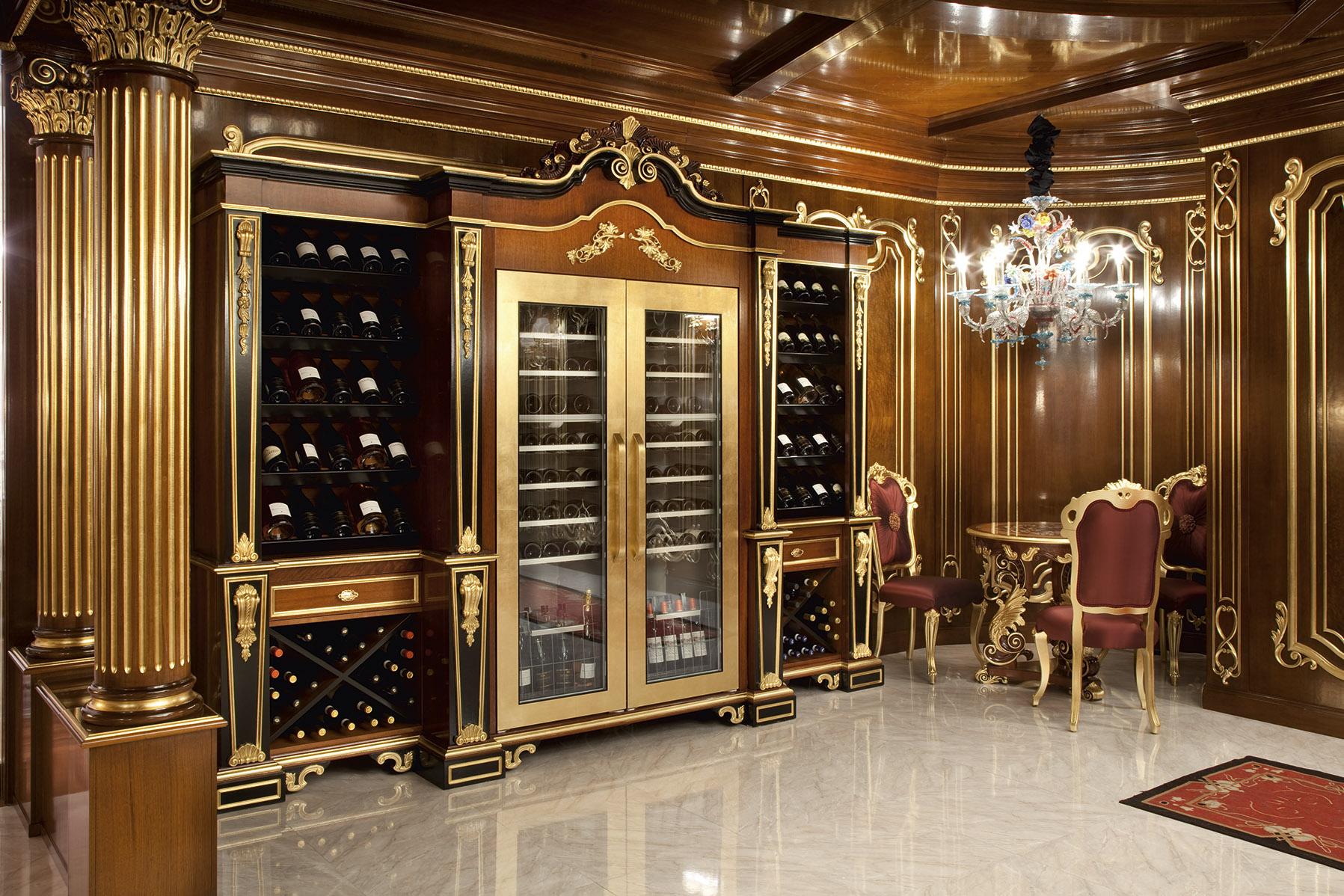 Vetrina per bottiglie su misura di alta gamma, con una capacità di oltre 100 bottiglie. Questo progetto su misura di Modenese Luxury Interiors è stato progettato per includere un frigorifero trasparente per il controllo della temperatura. Pura