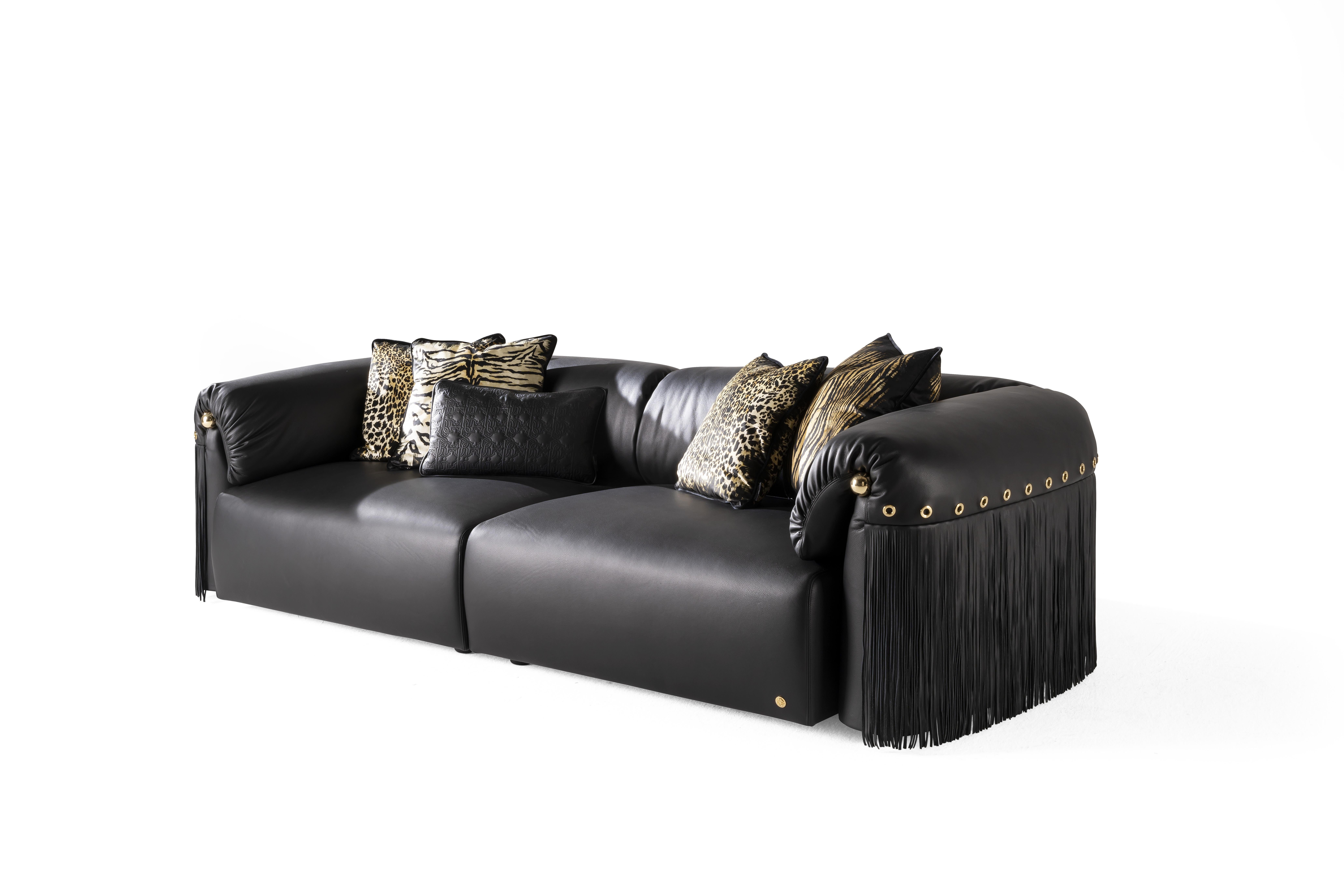 Malawi is a welcoming, refined and charming sofa whose design is inspired by the deepest soul of the brand Roberto Cavalli: a piece of furniture with a feminine and ultra-chic style that can be found in the seductive lines and in the sensuality of