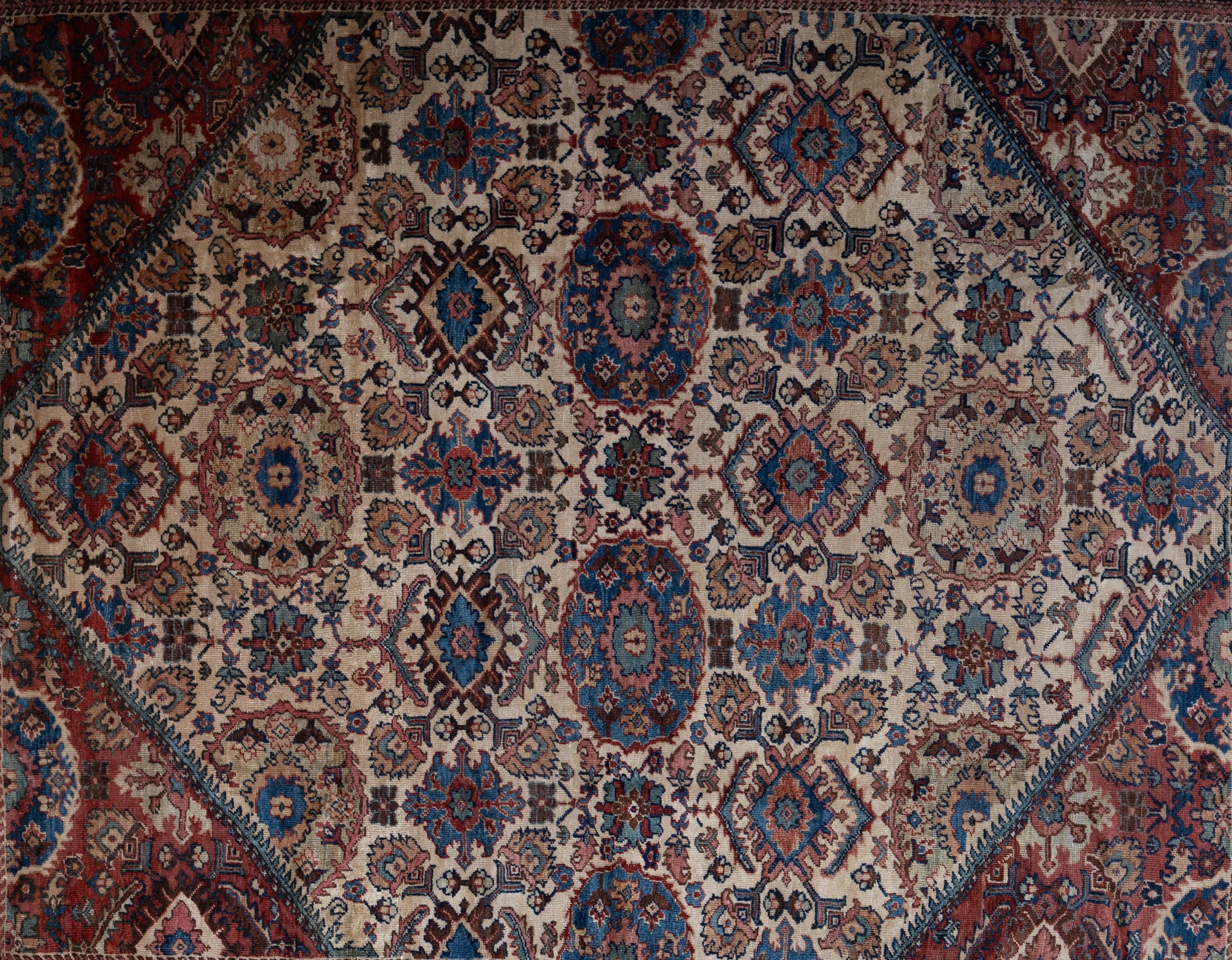 Ce tapis Malayer illustre la riche tradition de tissage du nord-ouest de l'Iran, célébrée pour ses détails complexes et son individualité artistique. Noué à la main en laine, il présente un motif dense ou un médaillon central, souvent encadré par