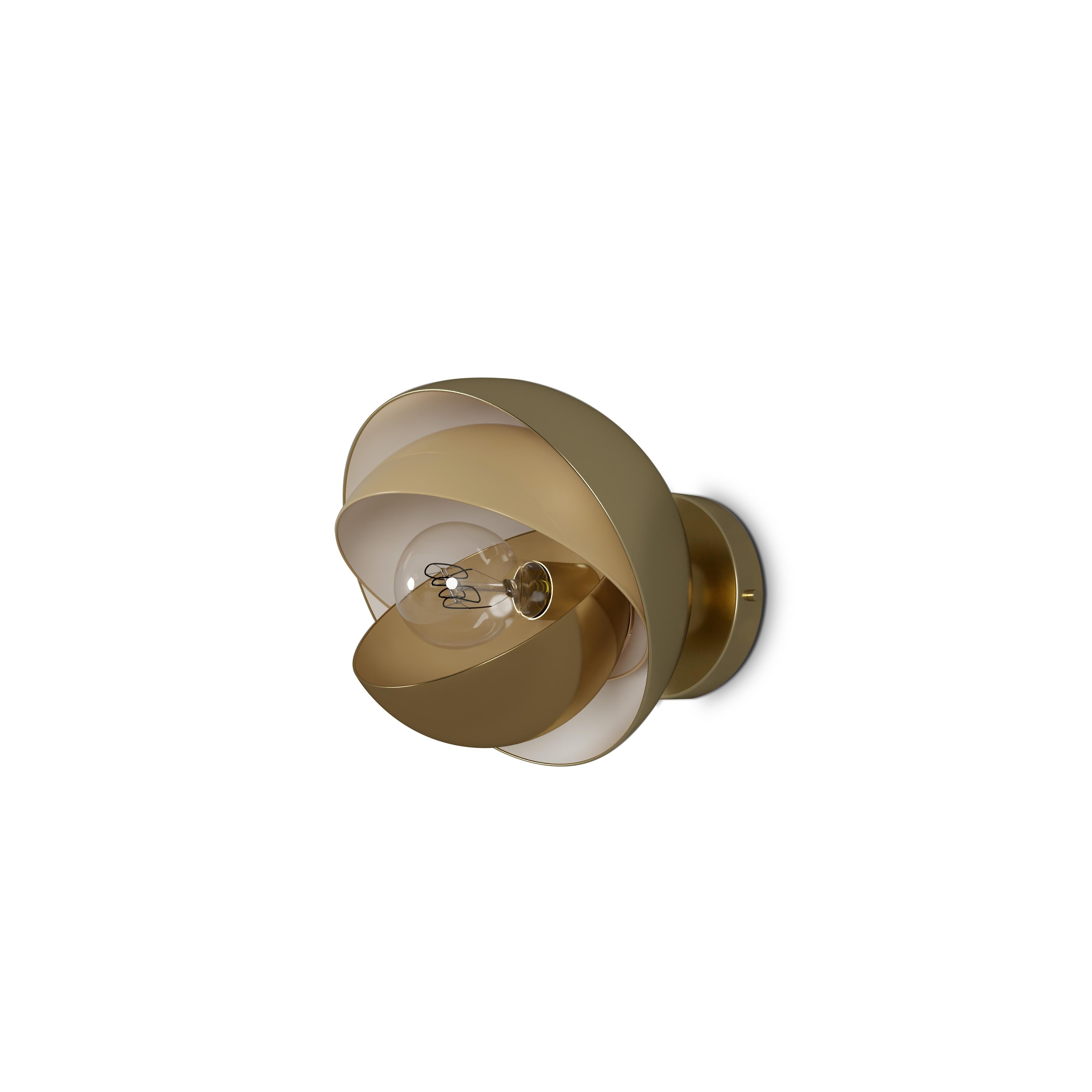Portoghese Lampada da parete Mandevilla del XXI secolo in alluminio pronta per la spedizione in vendita