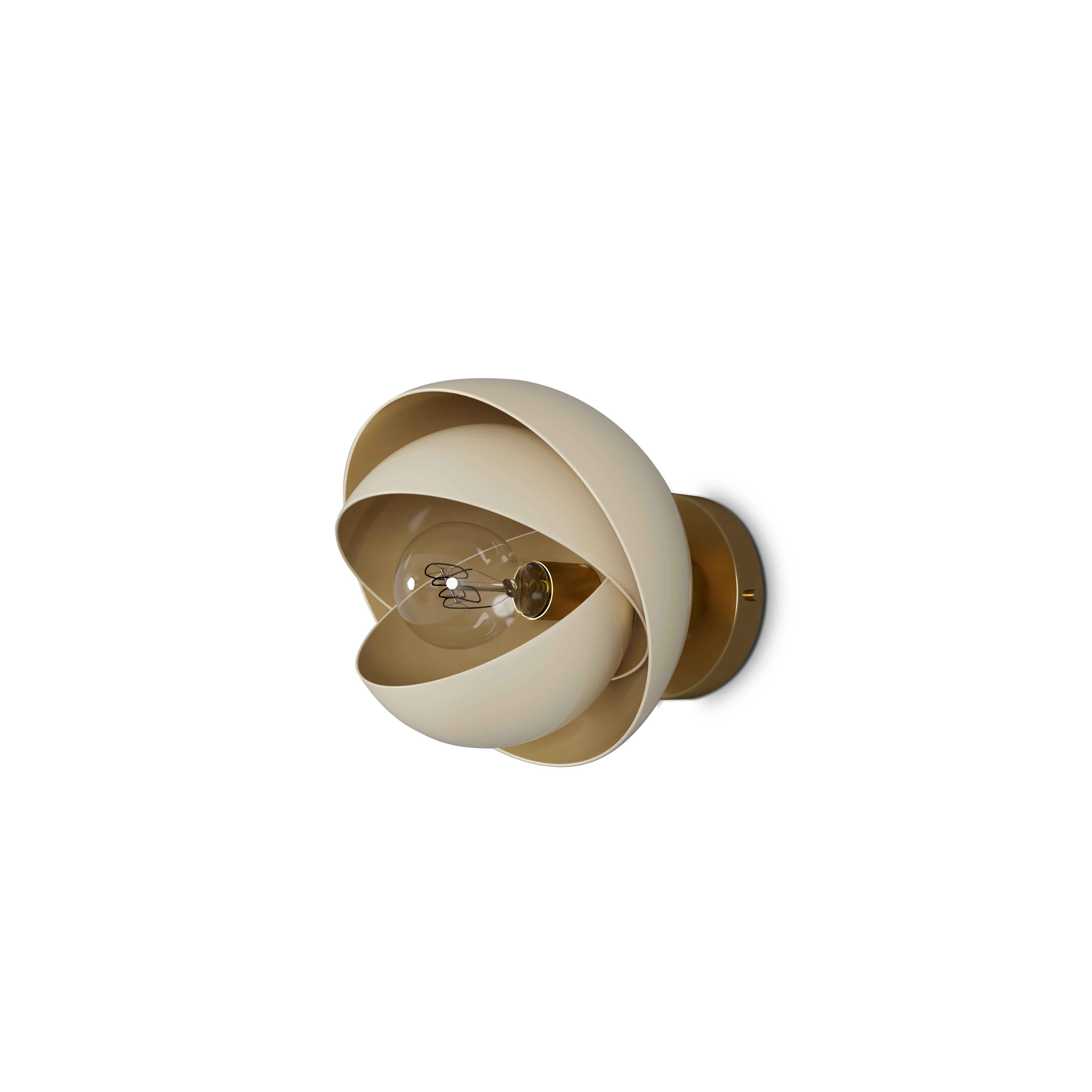 Ottone Lampada da parete Mandevilla del XXI secolo in alluminio pronta per la spedizione in vendita