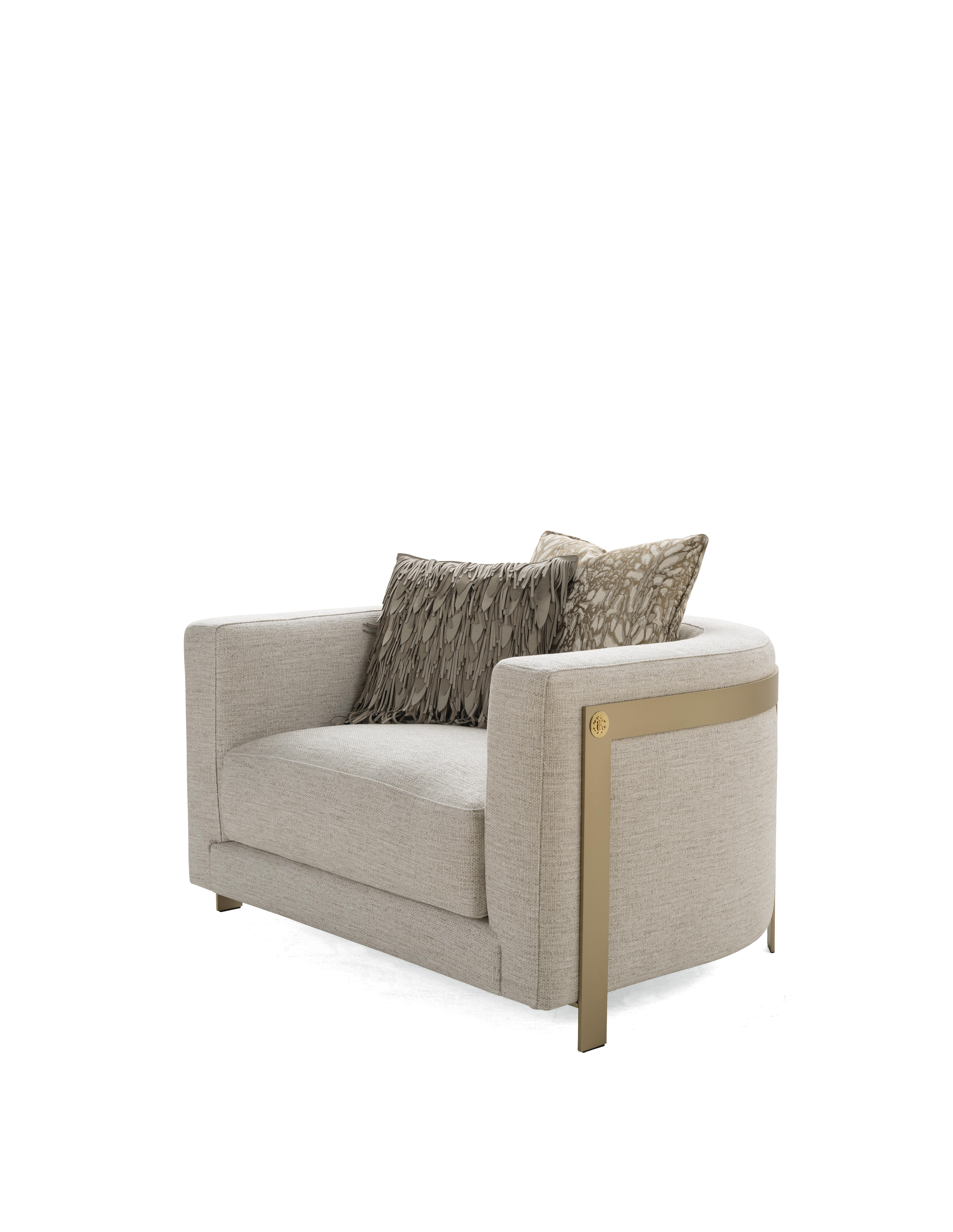 An unquestionable glam charm for the Manhatthan armchair, featuring a gold frame that seams to support the armchair and a comfortable seat.
Manhattan with structure in solid poplar wood and expansive polyurethane foam. Upholstery in fabric cat. A