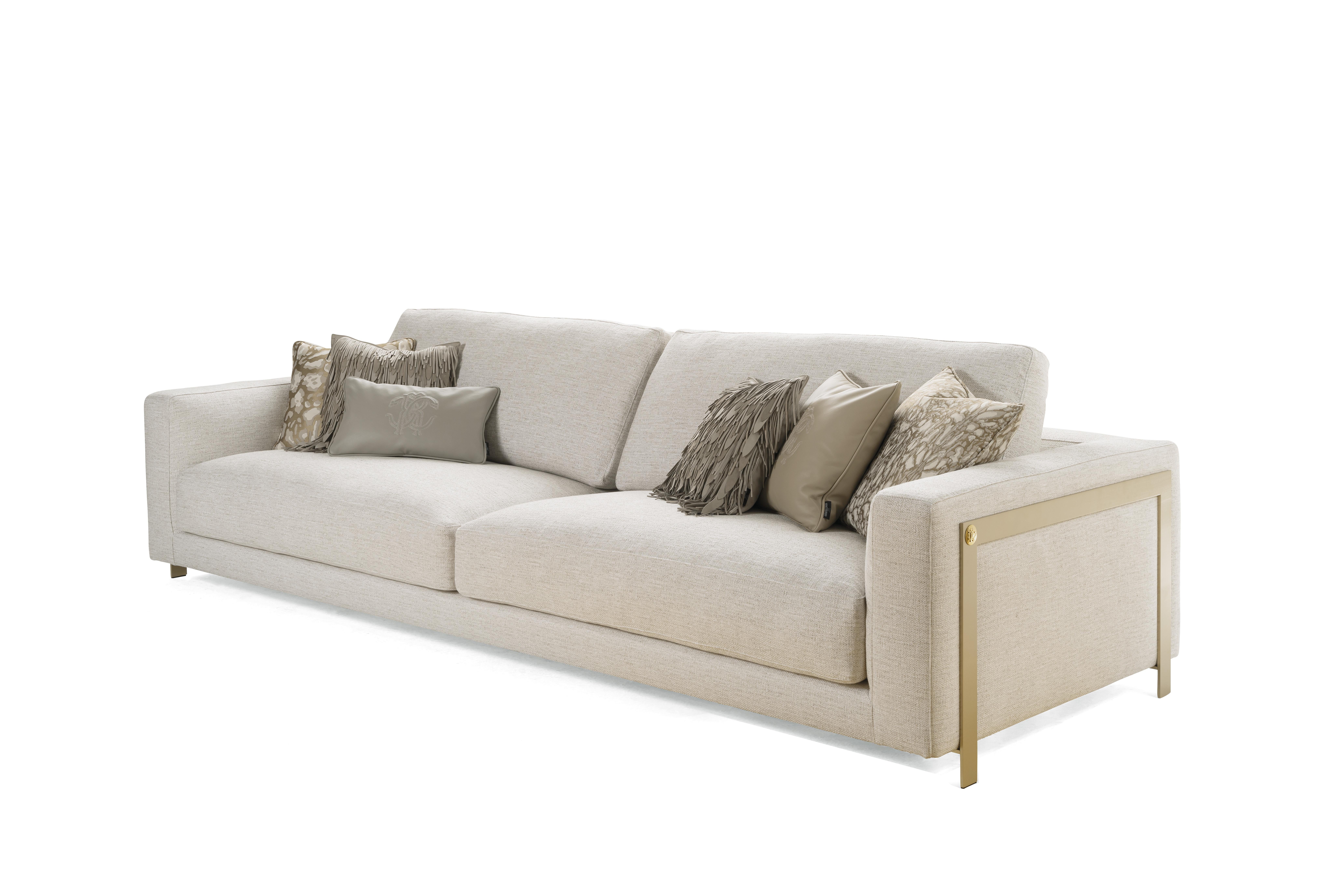 Ein Design-Sofa, das auf dünnen, goldfarbenen Beinen das behagliche Gefühl von einladender Wärme und komfortabler Weichheit vermittelt, die sich vom Boden abhebt.
Manhattan 3-Sitzer-Sofa mit Struktur aus massivem Pappelholz und großflächigem