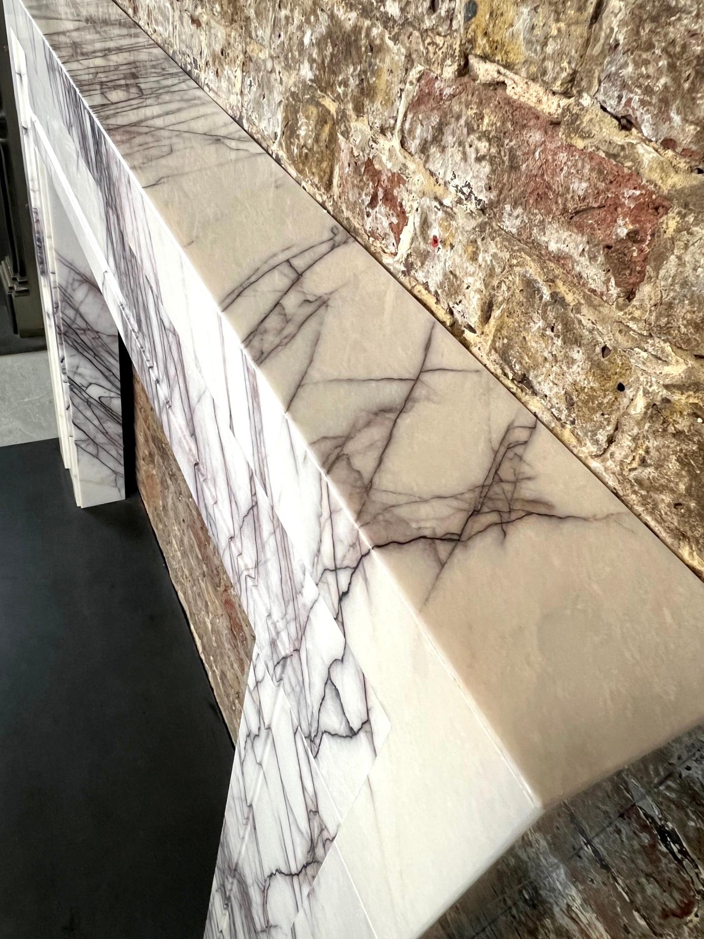 Entorno de chimenea de mármol del siglo XXI en Excelente estado para la venta en London, GB