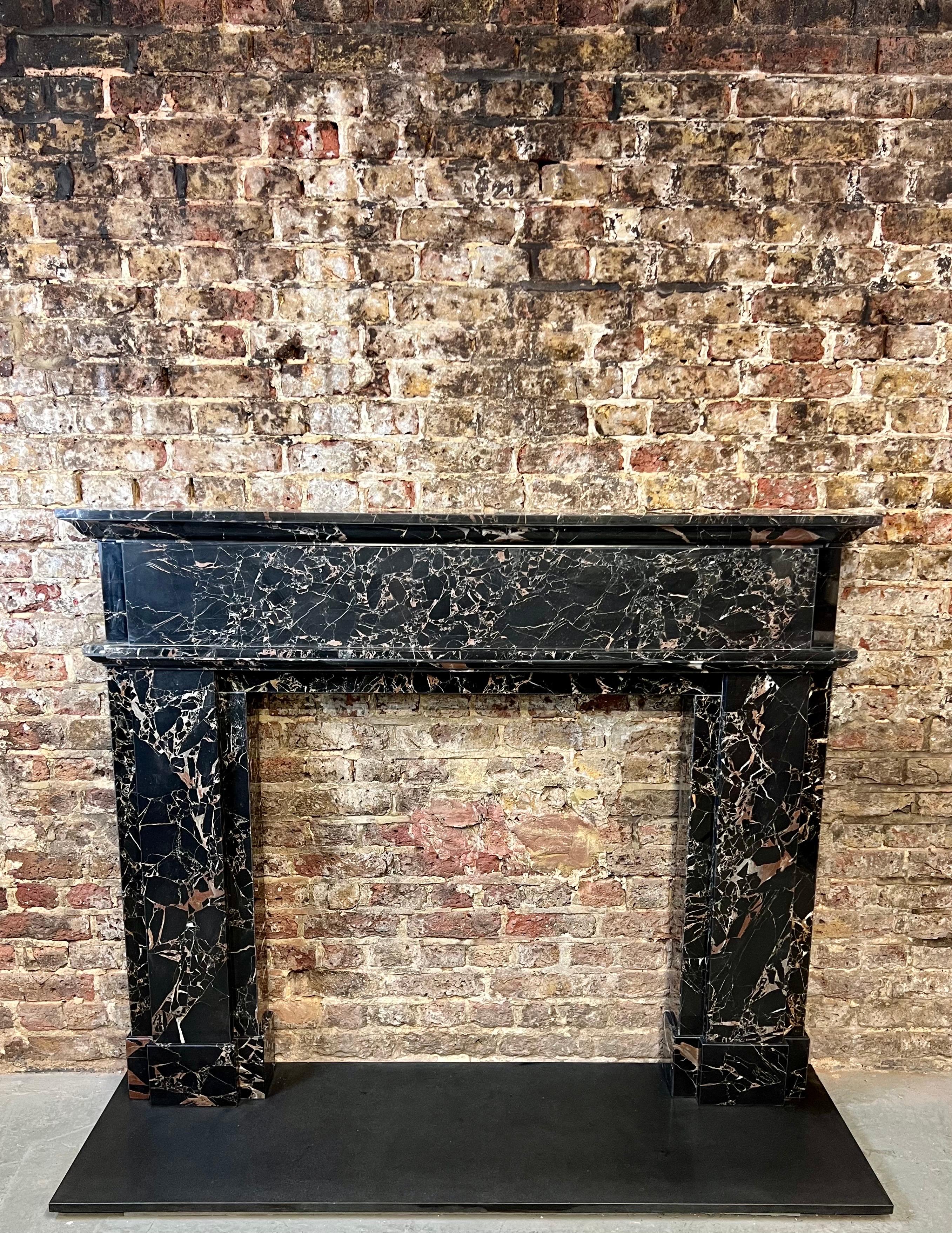 21st Century Marble Nero Portoro Fireplace Mantlepiece (manteau de cheminée en marbre Nero) 
Ce manteau de cheminée en marbre de luxe est sculpté à la main dans du marbre naturel Nero Portoro. 
Contemporain mais basé sur un design géorgien ancien