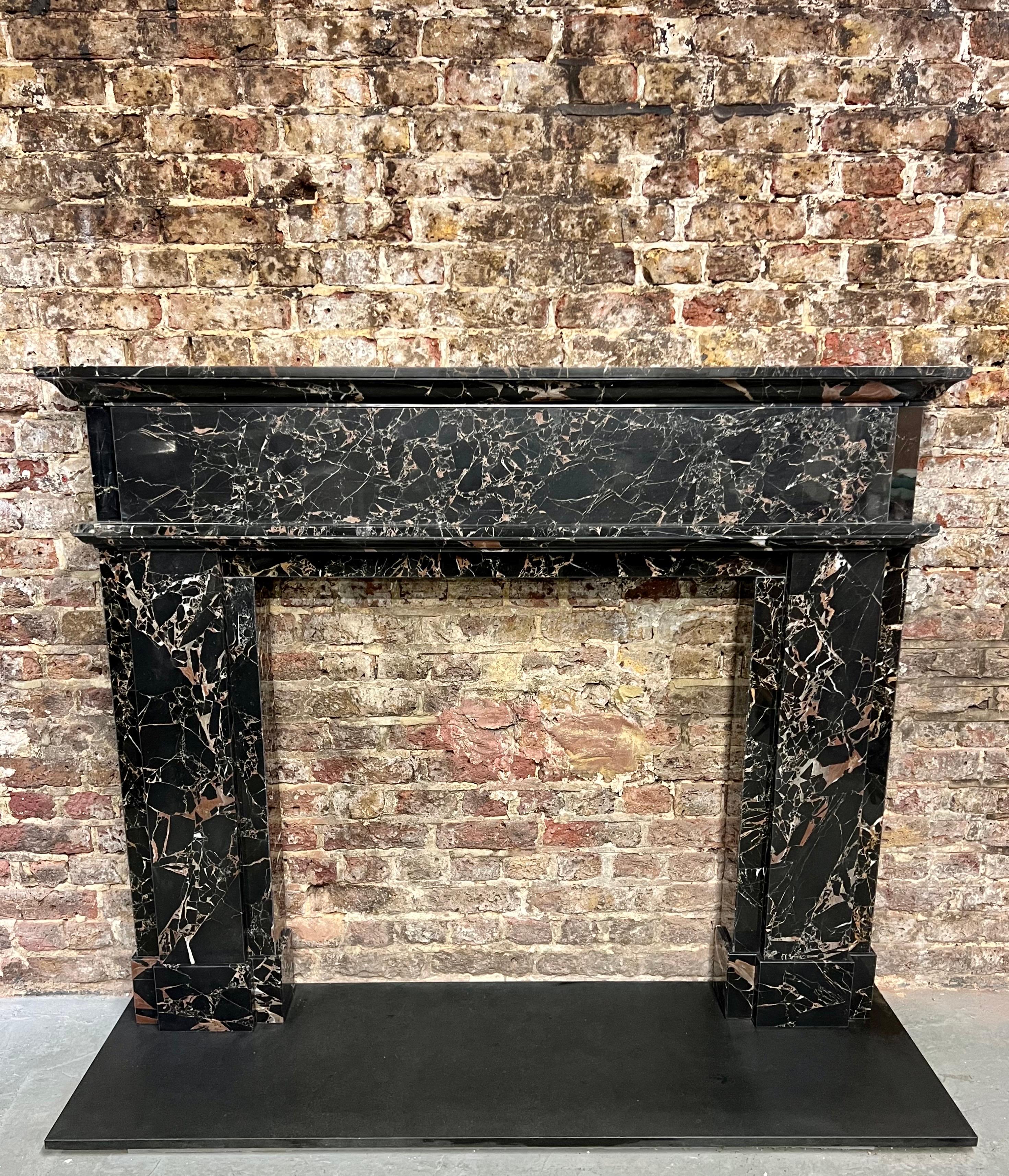 Georgien 21st Century Marble Nero Portoro Fireplace Mantlepiece (manteau de cheminée en marbre Nero) en vente