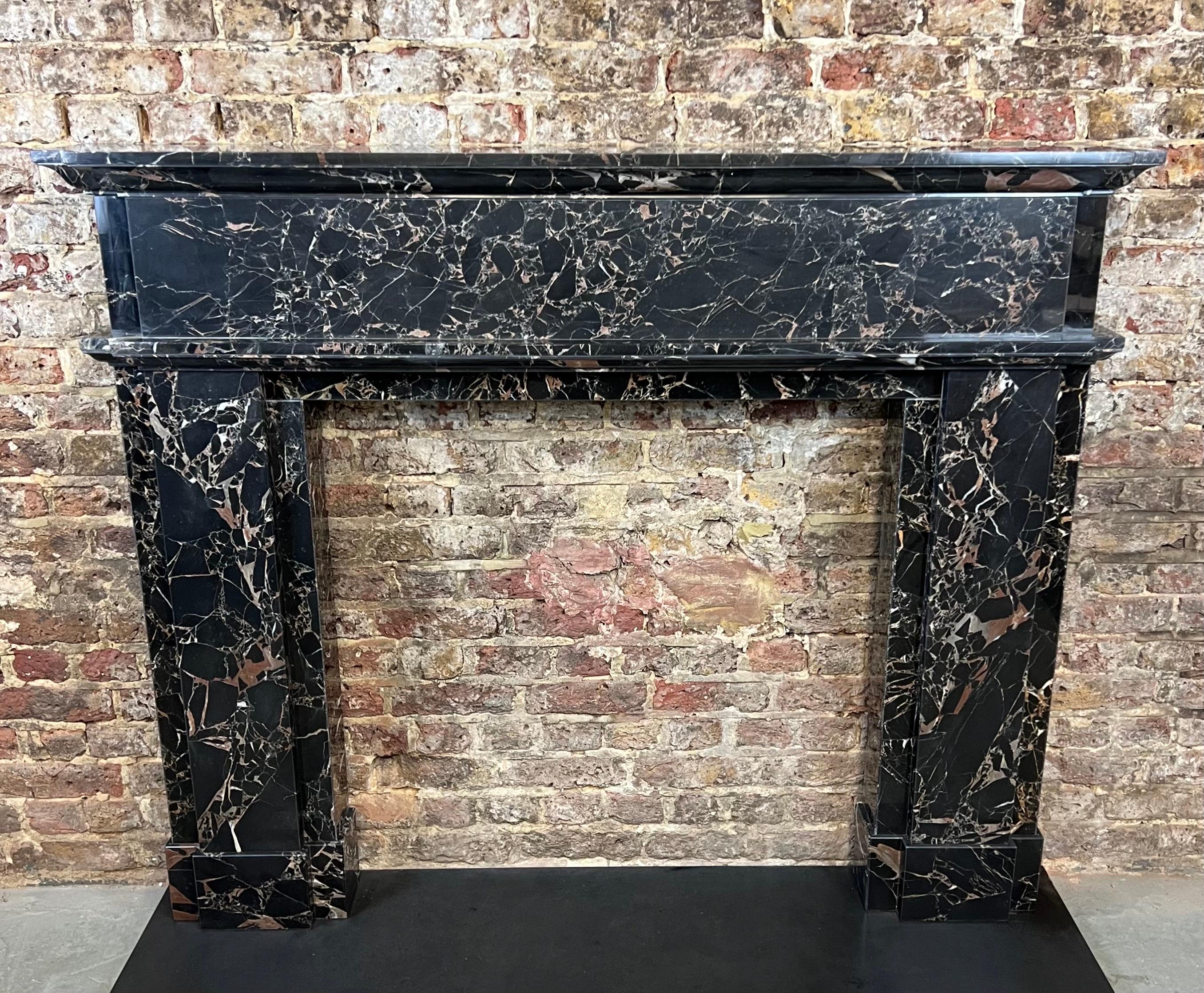 Anglais 21st Century Marble Nero Portoro Fireplace Mantlepiece (manteau de cheminée en marbre Nero) en vente