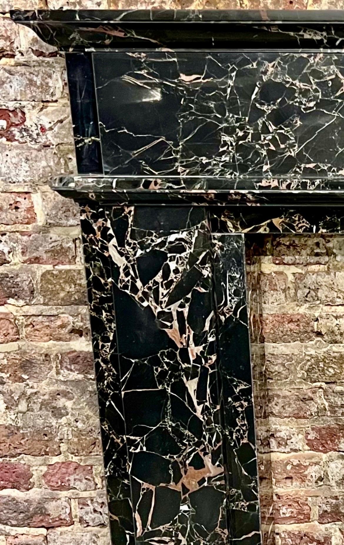 Sculpté à la main 21st Century Marble Nero Portoro Fireplace Mantlepiece (manteau de cheminée en marbre Nero) en vente