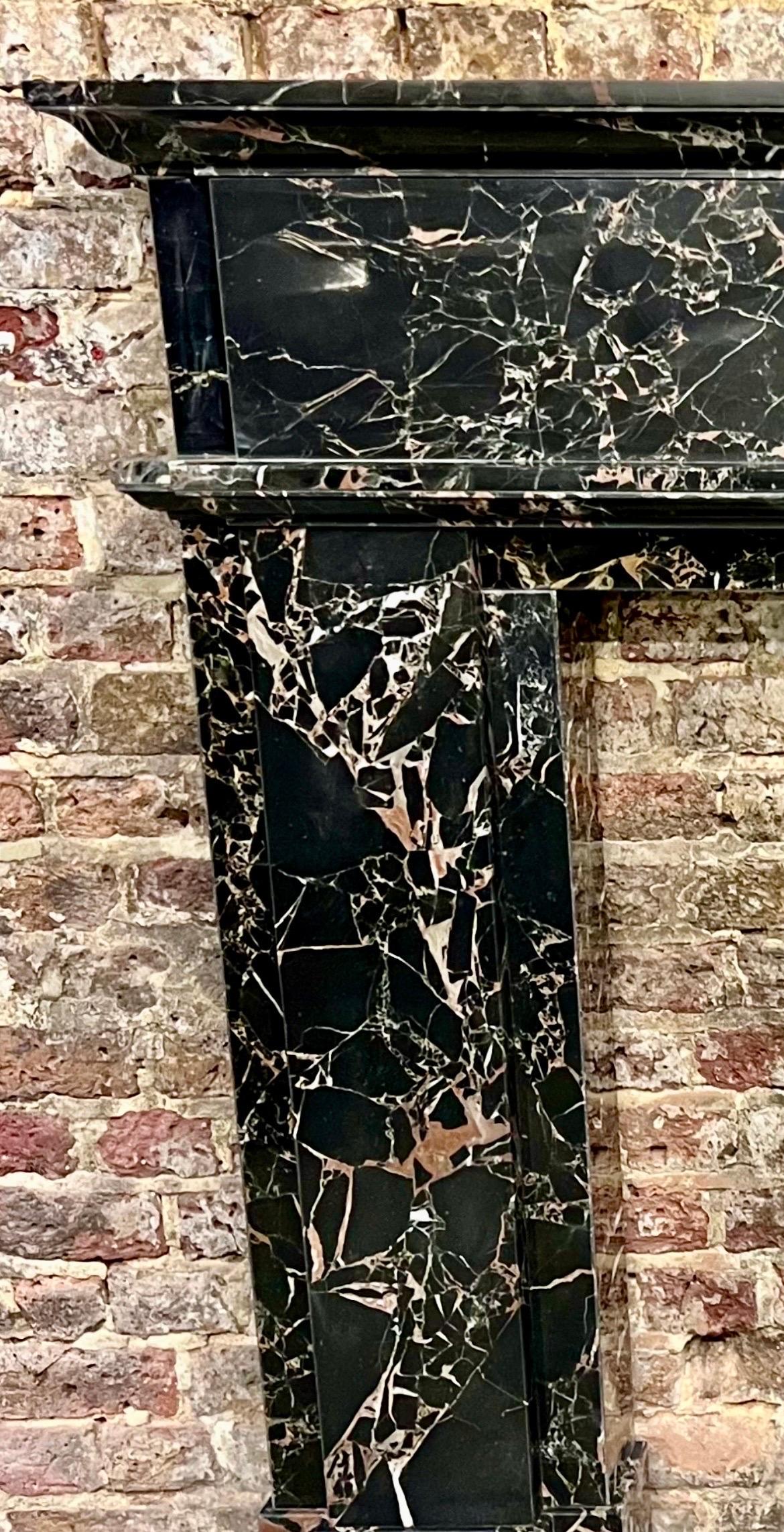 21st Century Marble Nero Portoro Fireplace Mantlepiece (manteau de cheminée en marbre Nero) Excellent état - En vente à London, GB