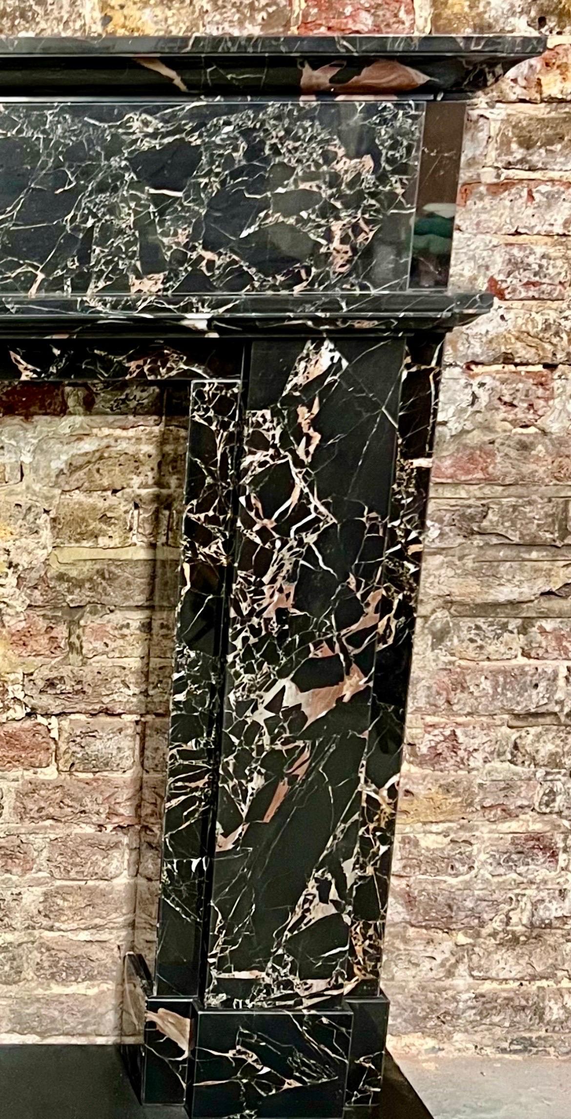 XXIe siècle et contemporain 21st Century Marble Nero Portoro Fireplace Mantlepiece (manteau de cheminée en marbre Nero) en vente