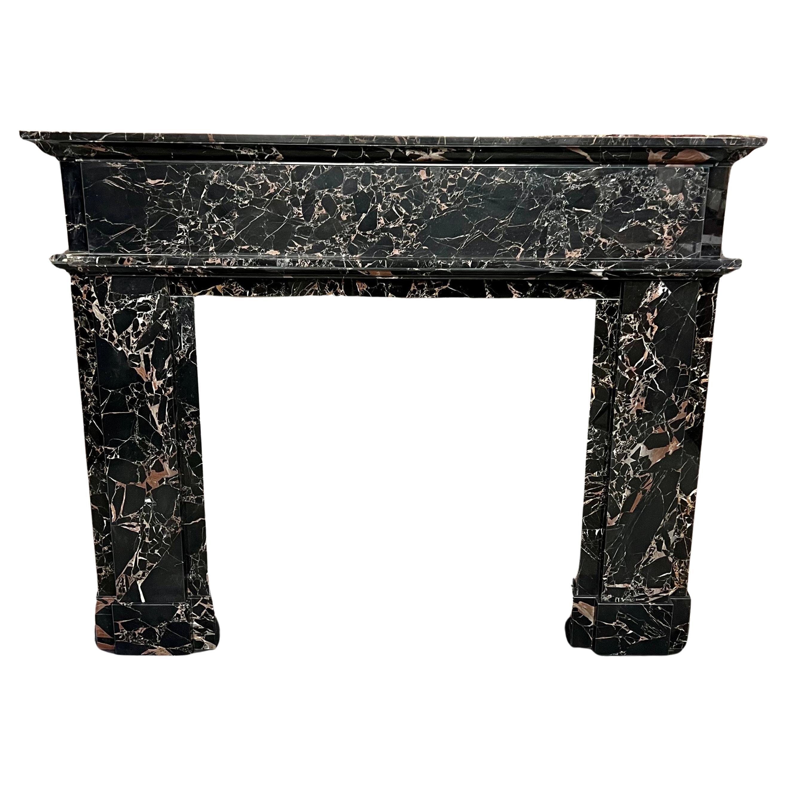 Marbre de Brescia 21st Century Marble Nero Portoro Fireplace Mantlepiece (manteau de cheminée en marbre Nero) en vente