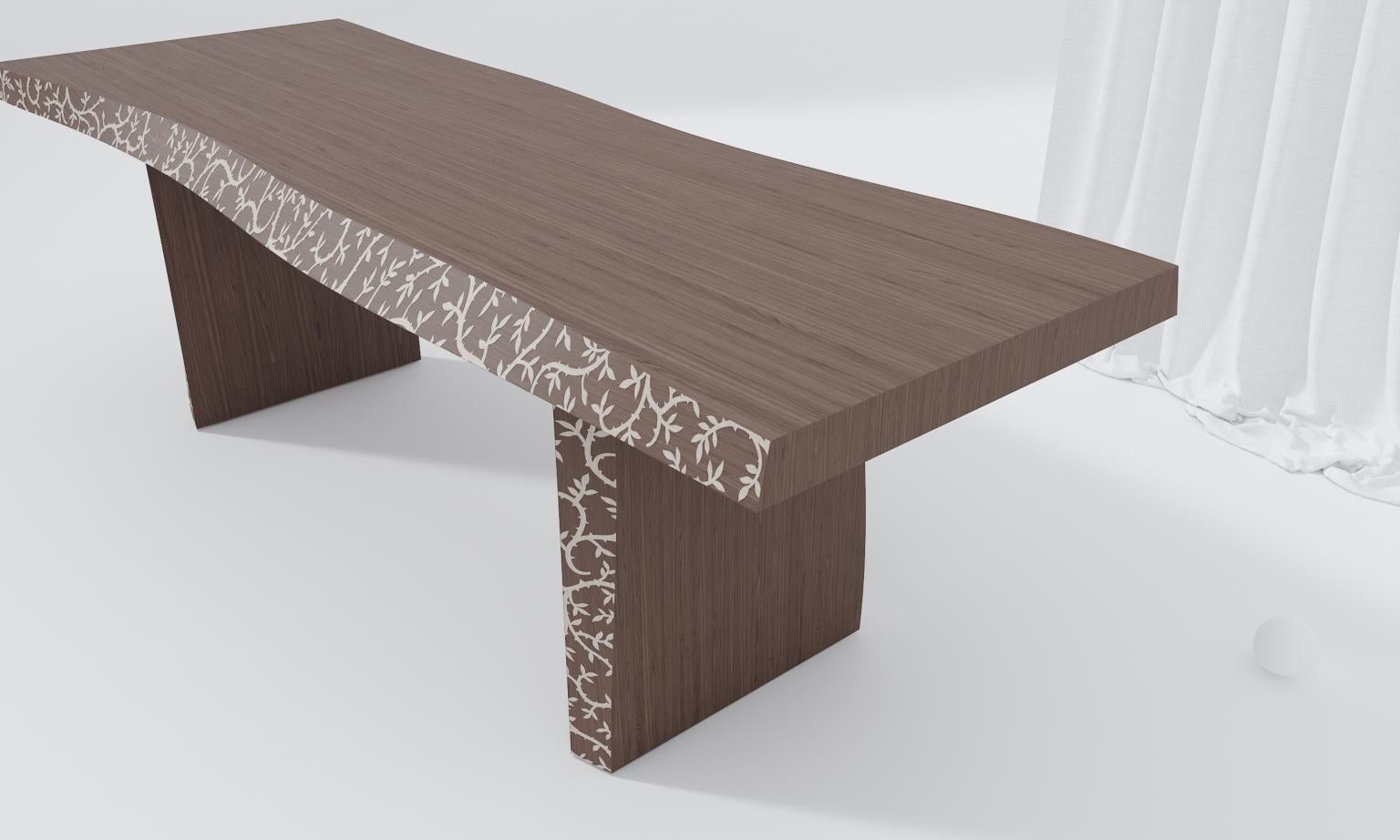 Bark table
Bark table è realizzabile in tre essenze di legno e accostabile a quattro diverse tonalità di intarsio. Le forme sinuose caratterizzate dai profili ramage simulano le irregolarità della corteccia. 
Bark table cabìn be made of three
