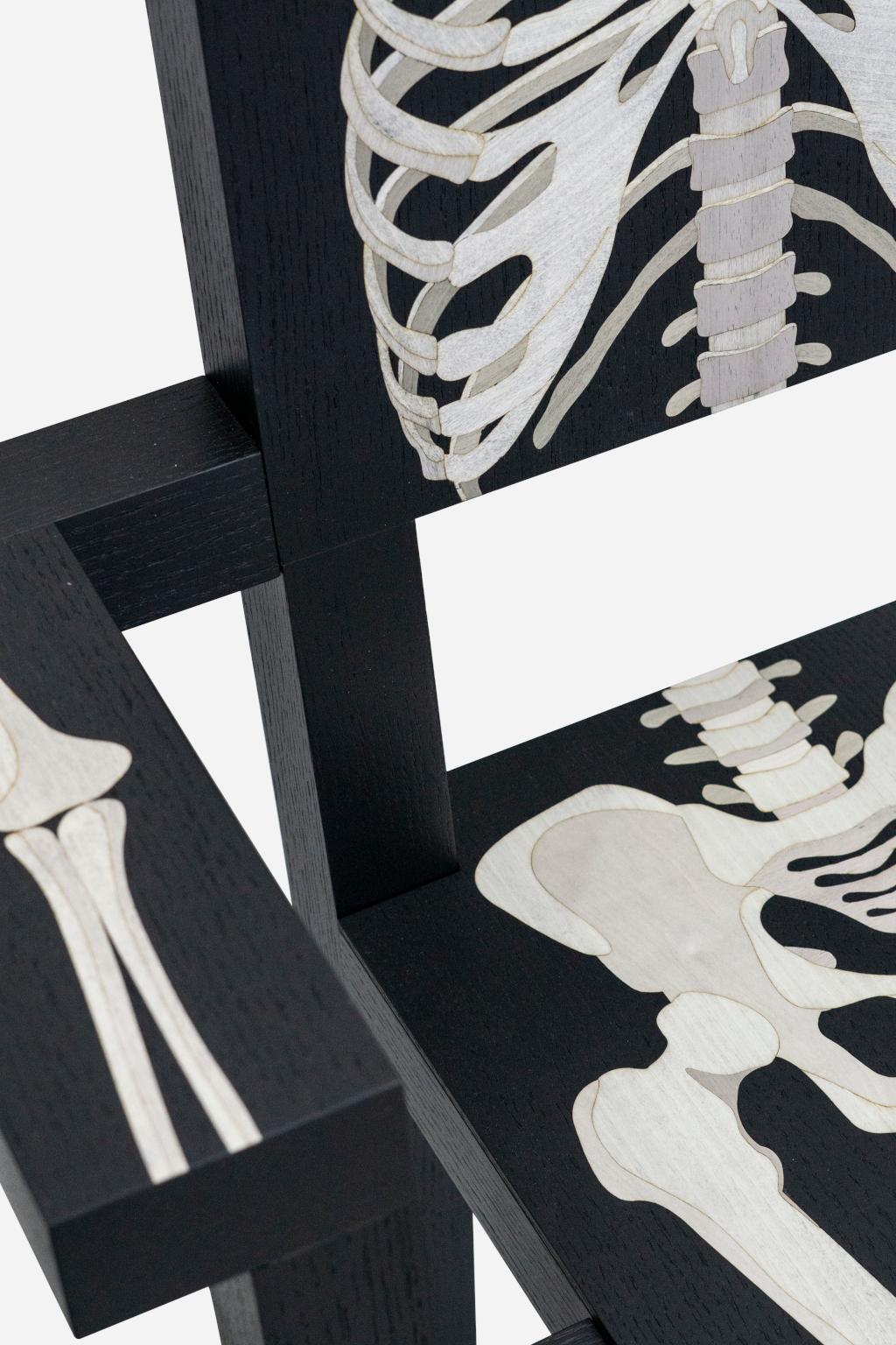 Fauteuil squelette

Skeleton chair è una sedia scultorea dalle linee rigorose nella quale vengono proiettate
les parties du corps en suivant une étude précise de l'anatomie humaine. Réalisé en bois
massiccio e con un'attitudine ironica, Skeleton