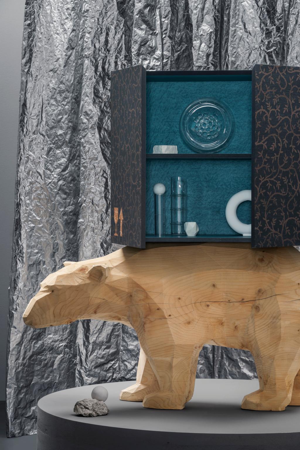 Estuche Oso Polar, Colección Wooderkammer, Edición Limitada
Diseño de Marcantonio

El Estuche Oso Polar es un curioso personaje obtenido de una porción de tronco de cedro. El cajón de embalaje superior es un mueble excéntrico con incrustaciones y