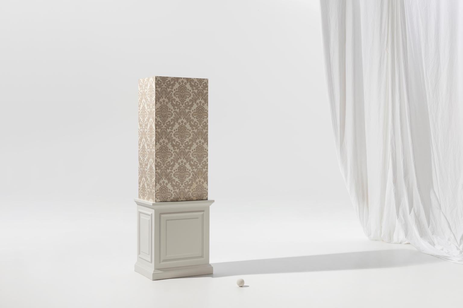 Cabinet Boiserie

Inspiré des classiques dessins damassés, Boiserie Cabinet a été conçu comme si c'était une..
vera e propria porzione di parete. Une boiserie traditionnelle caratérise la pièce
inferiore, mentre un motivo intarsiato nella parte