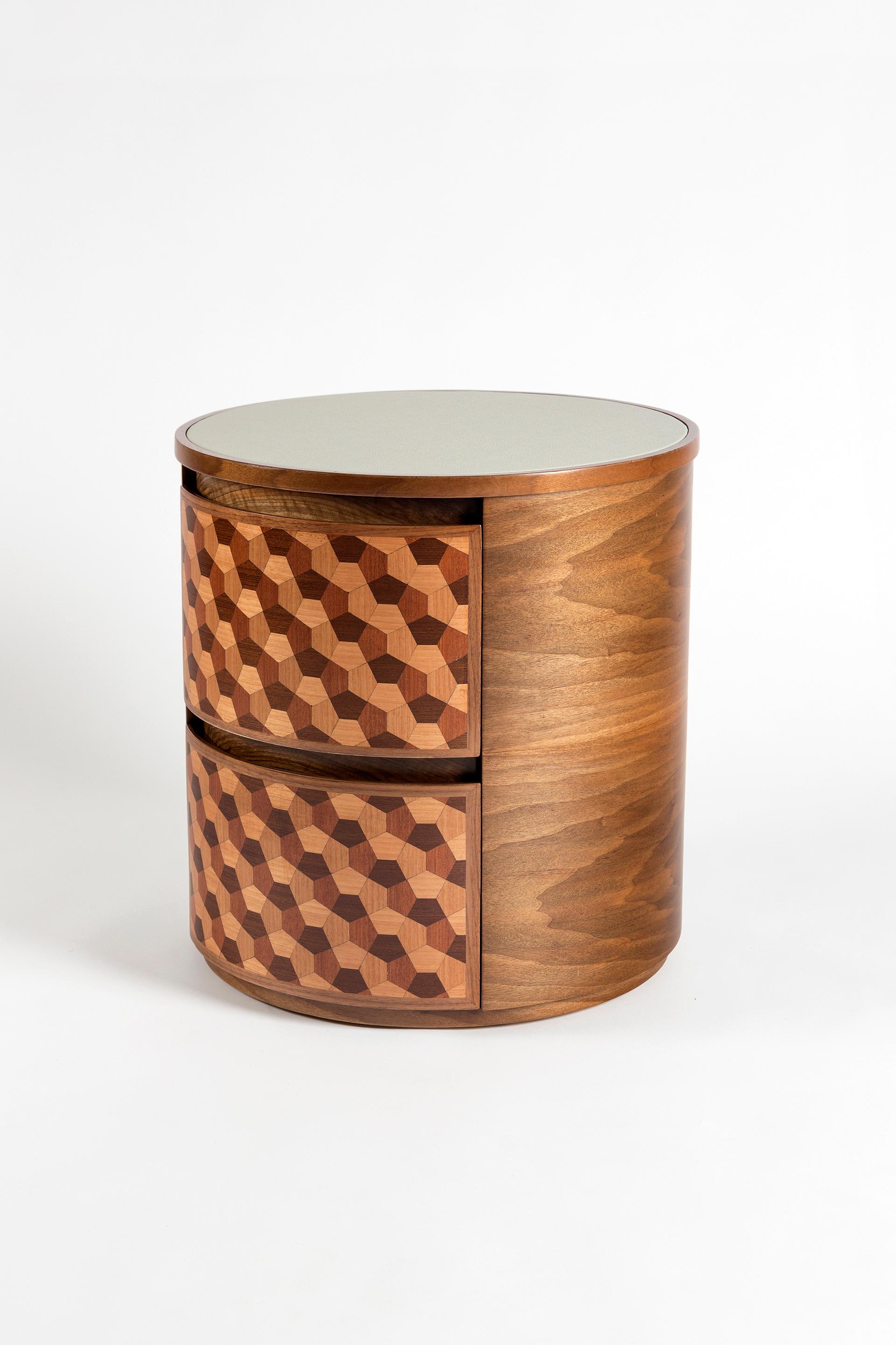 Geometrischer Nachttisch mit Intarsien aus Holzfurnier des 21. Jahrhunderts (Türkisch) im Angebot
