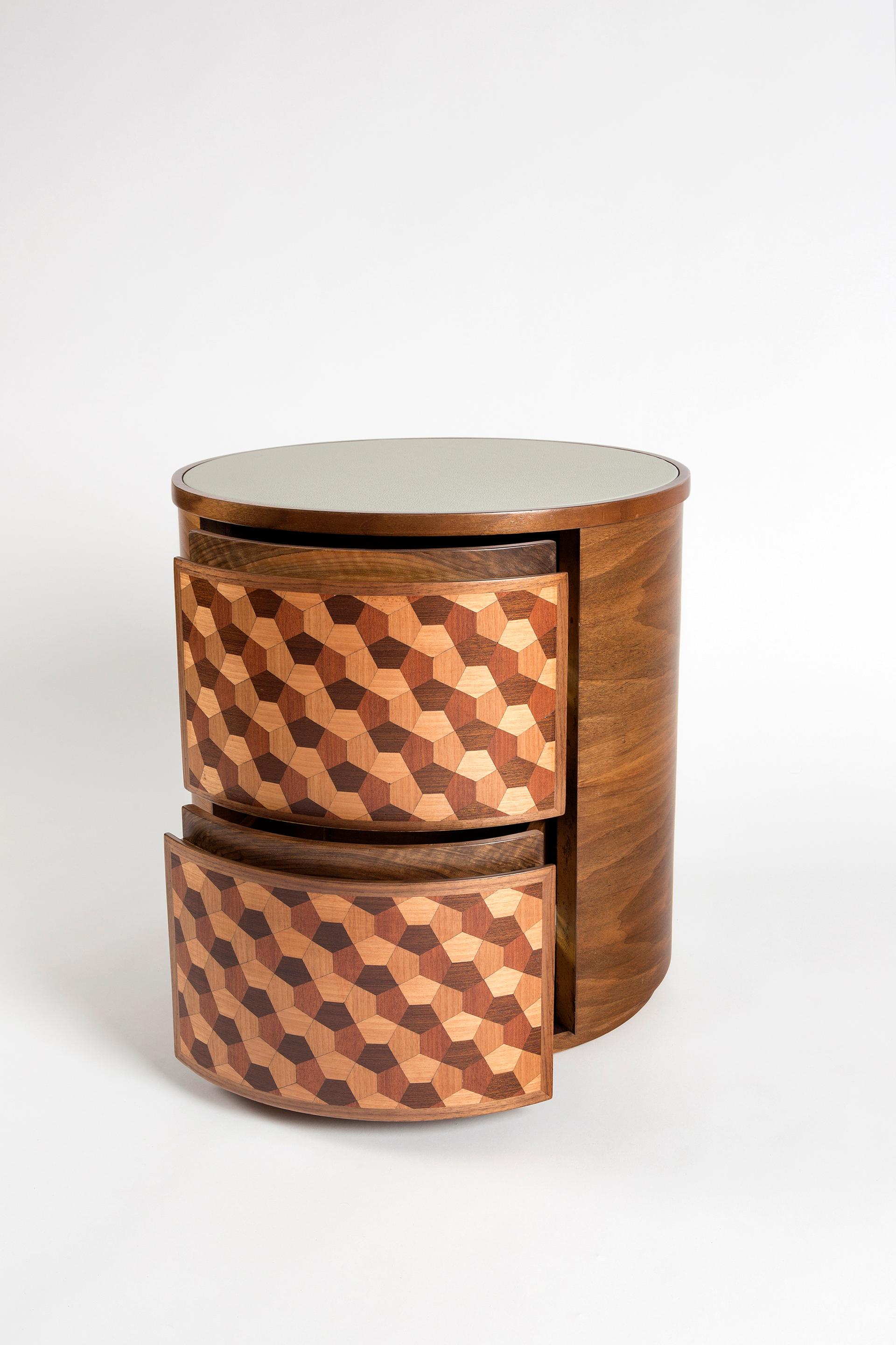 Geometrischer Nachttisch mit Intarsien aus Holzfurnier des 21. Jahrhunderts (Furnier) im Angebot