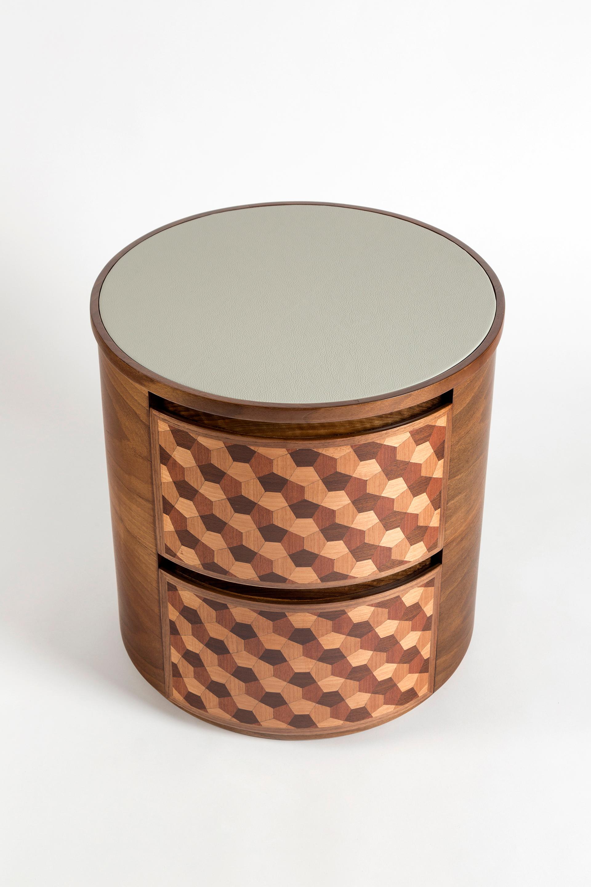Geometrischer Nachttisch mit Intarsien aus Holzfurnier des 21. Jahrhunderts im Zustand „Neu“ im Angebot in New York, NY