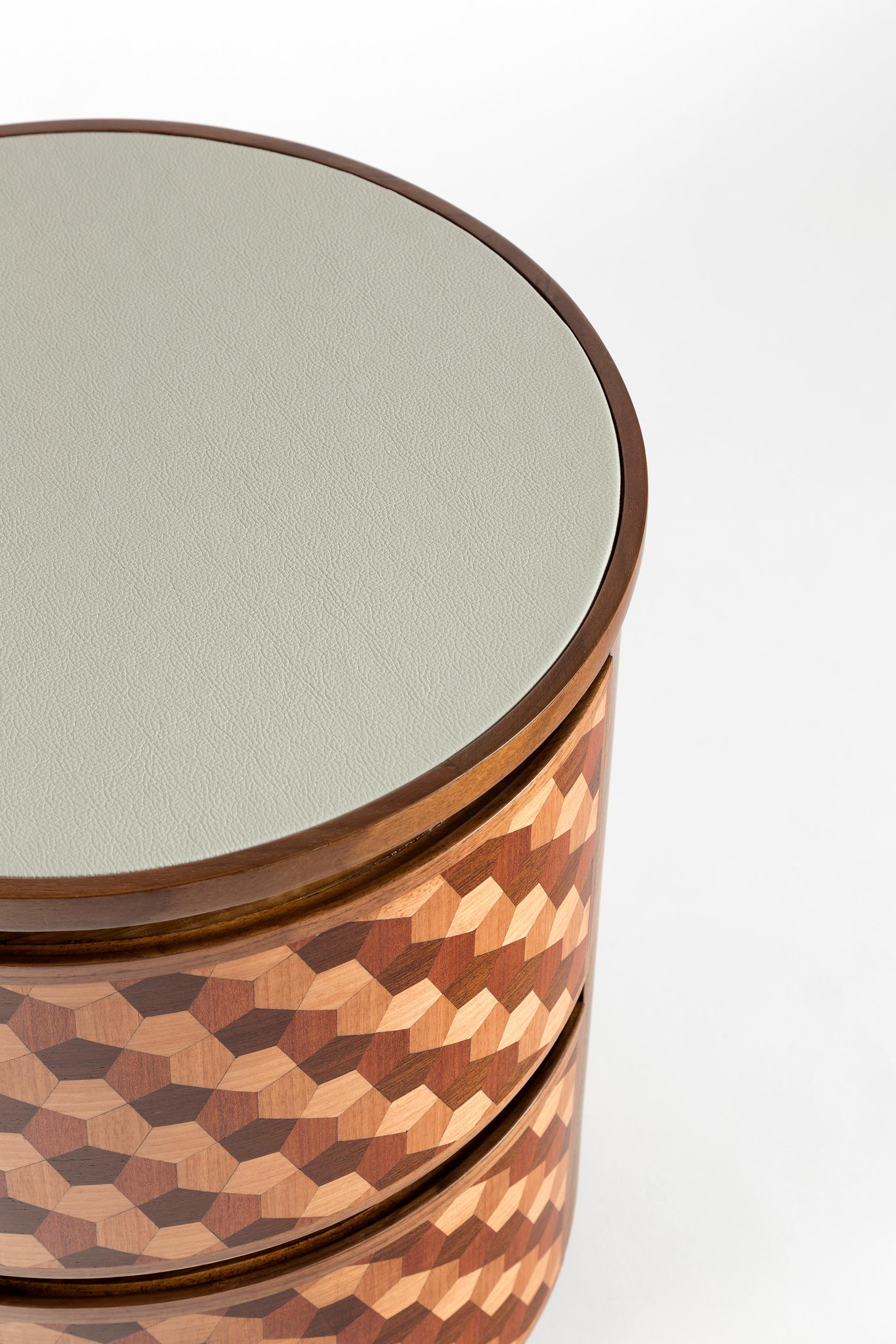 XXIe siècle et contemporain Table de nuit géométrique en placage de bois et marqueterie du 21e siècle en vente