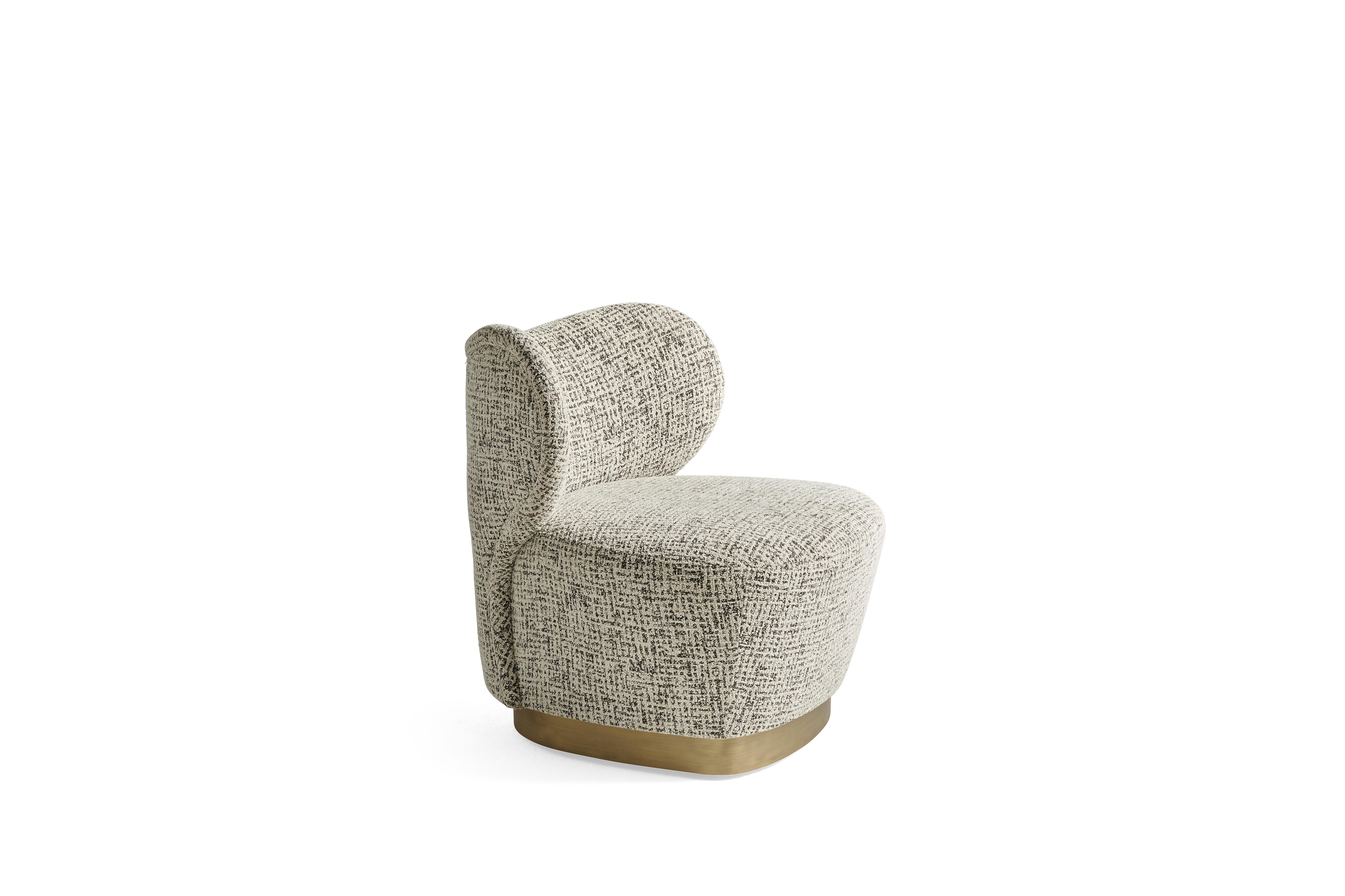 Retro-Geschmack und weiche, abgerundete Formen für den Sessel Marvila. Die raffinierte Eleganz und die kompakten Proportionen werden durch den bronzierten Sockel unterstrichen, ein Detail, das dem Ganzen einen raffinierten dekorativen Reiz