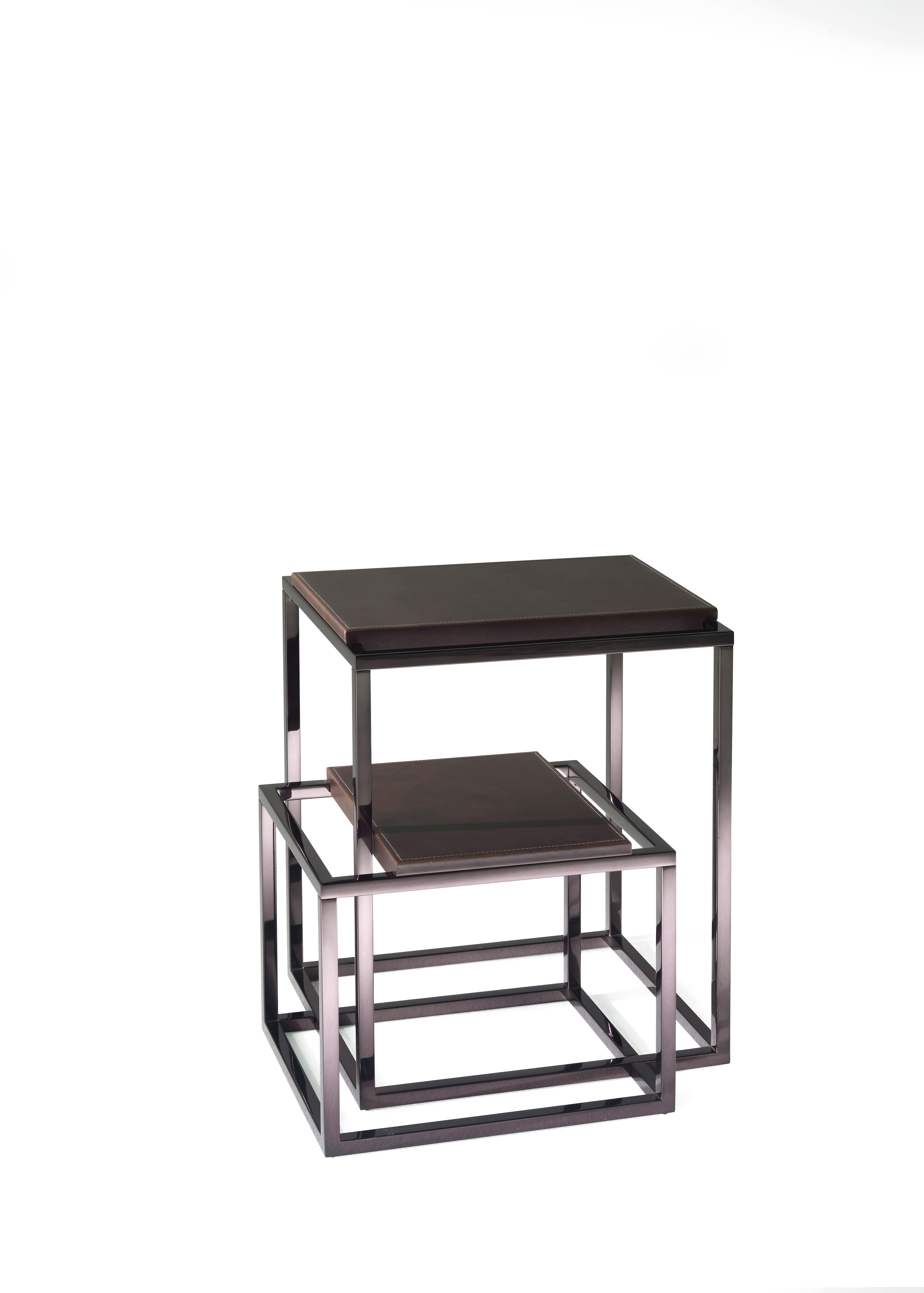 Une table scénographique à fort impact visuel. Un langage de conception contemporain, basé sur la légèreté et l'essentialité, se transforme en un jeu complexe d'éléments géométriques, de hauteurs et de dimensions différentes. Évolution de la