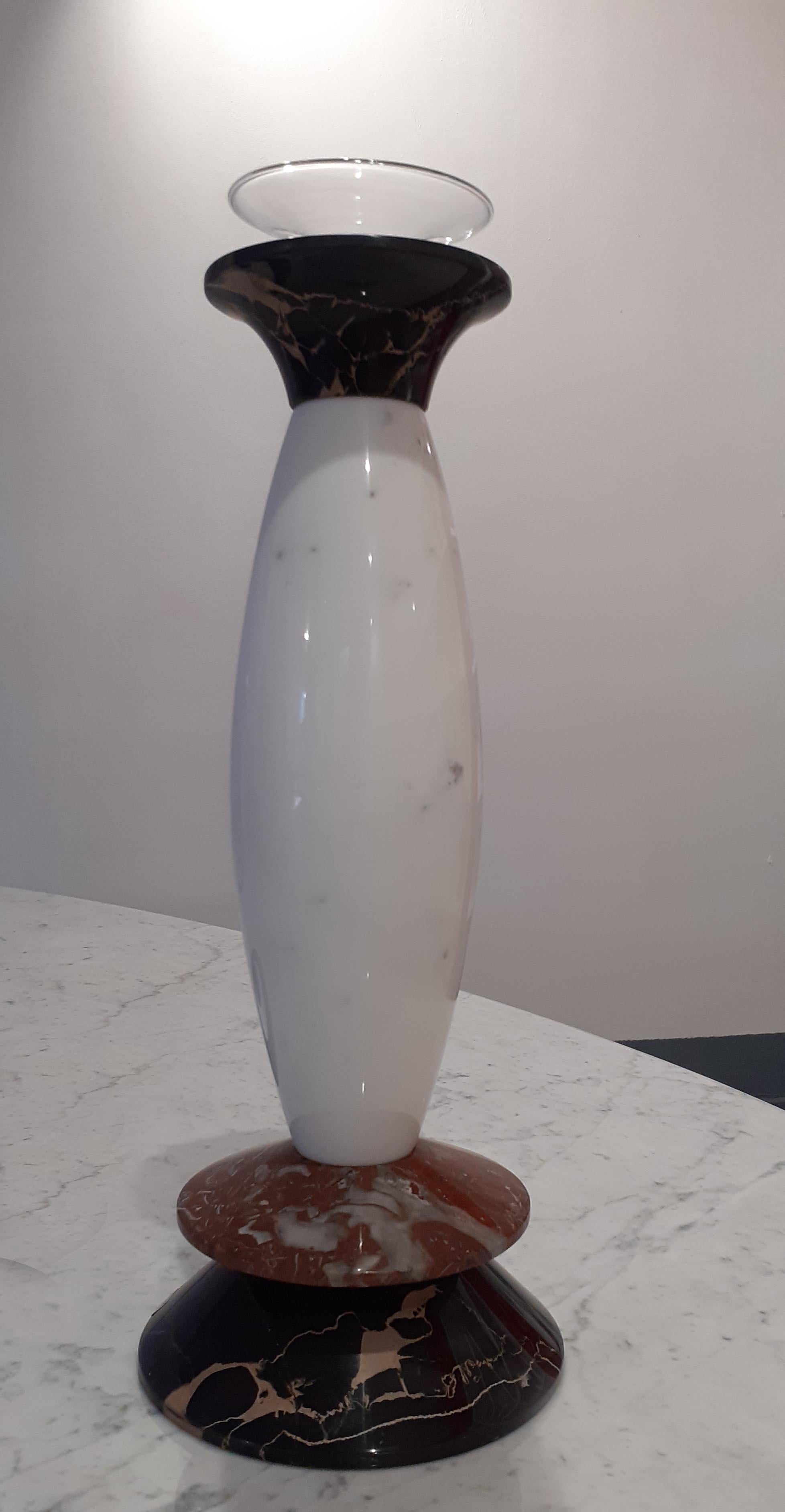 Vase aus mittelgroßem Marmor und mundgeblasenem Glas, entworfen 1986 von Matteo Thun und realisiert mit drei verschiedenen MATERIALEN, Nero Portoro, Bianco Carrara Rosso Francia. 

Größe: Cm. Ø 8 x 25 H.
MATERIALIEN: Bianco Carrara + Nero Portoro