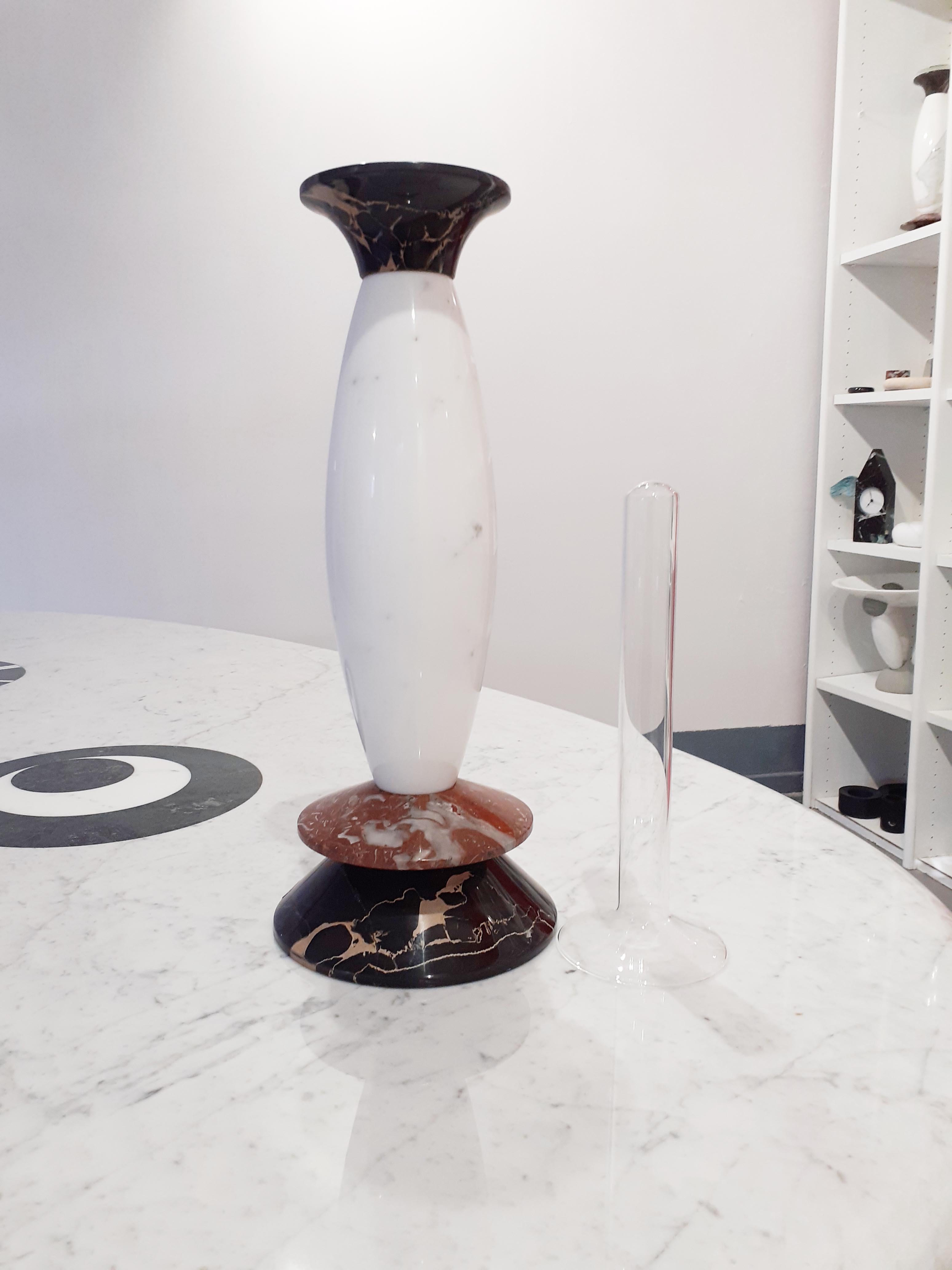 italien 21ème siècle Matteo Thun Petit Vase en verre soufflé marbres polychromes en vente