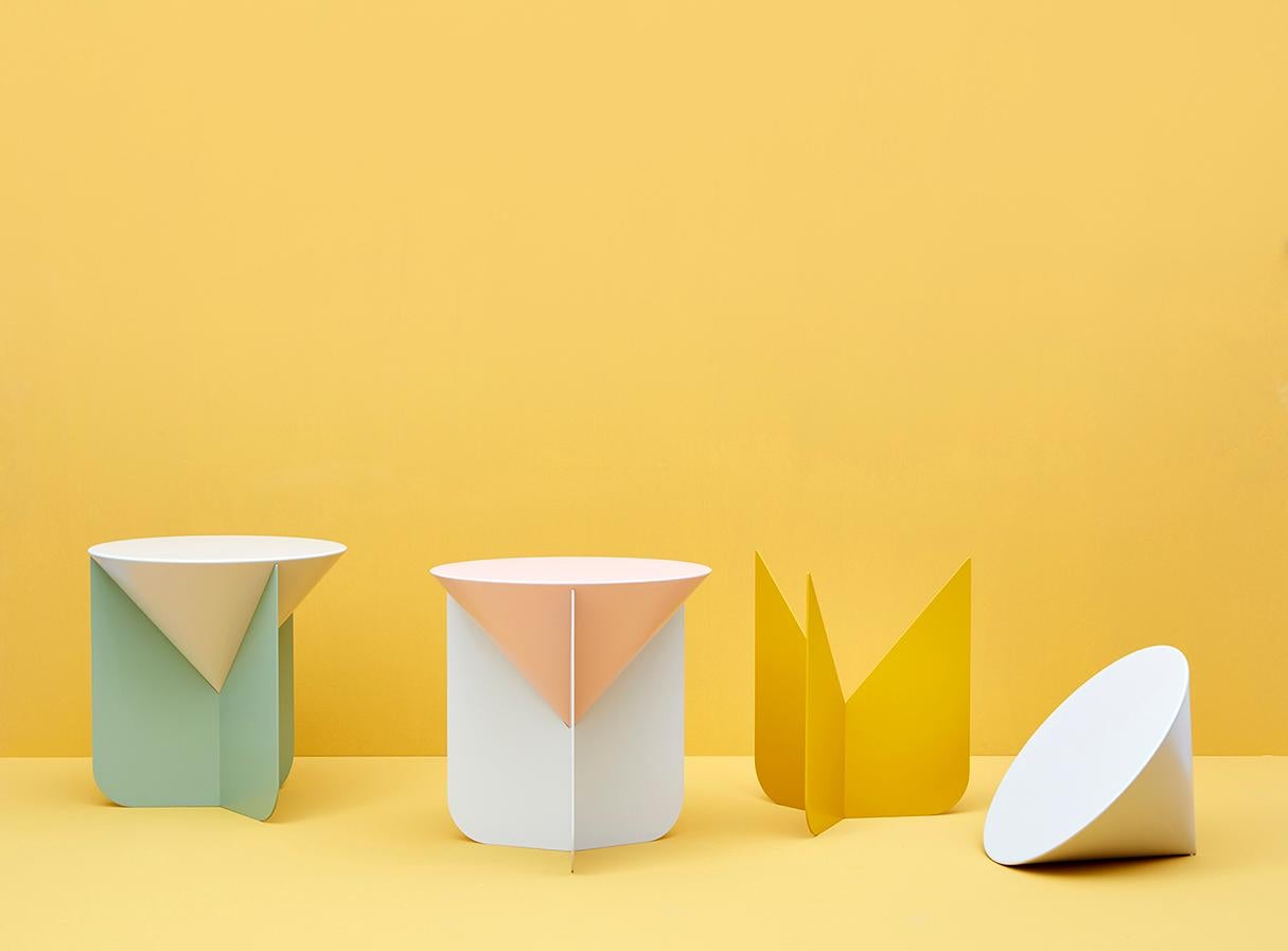 Cône, collection Colorama
Design/One, produit par Scapin Collezioni

La table d'appoint Canne, conçue à partir de la recherche d'une forme géométrique essentielle, ne nécessite pas de soudures entre les deux éléments et s'assemble d'un simple