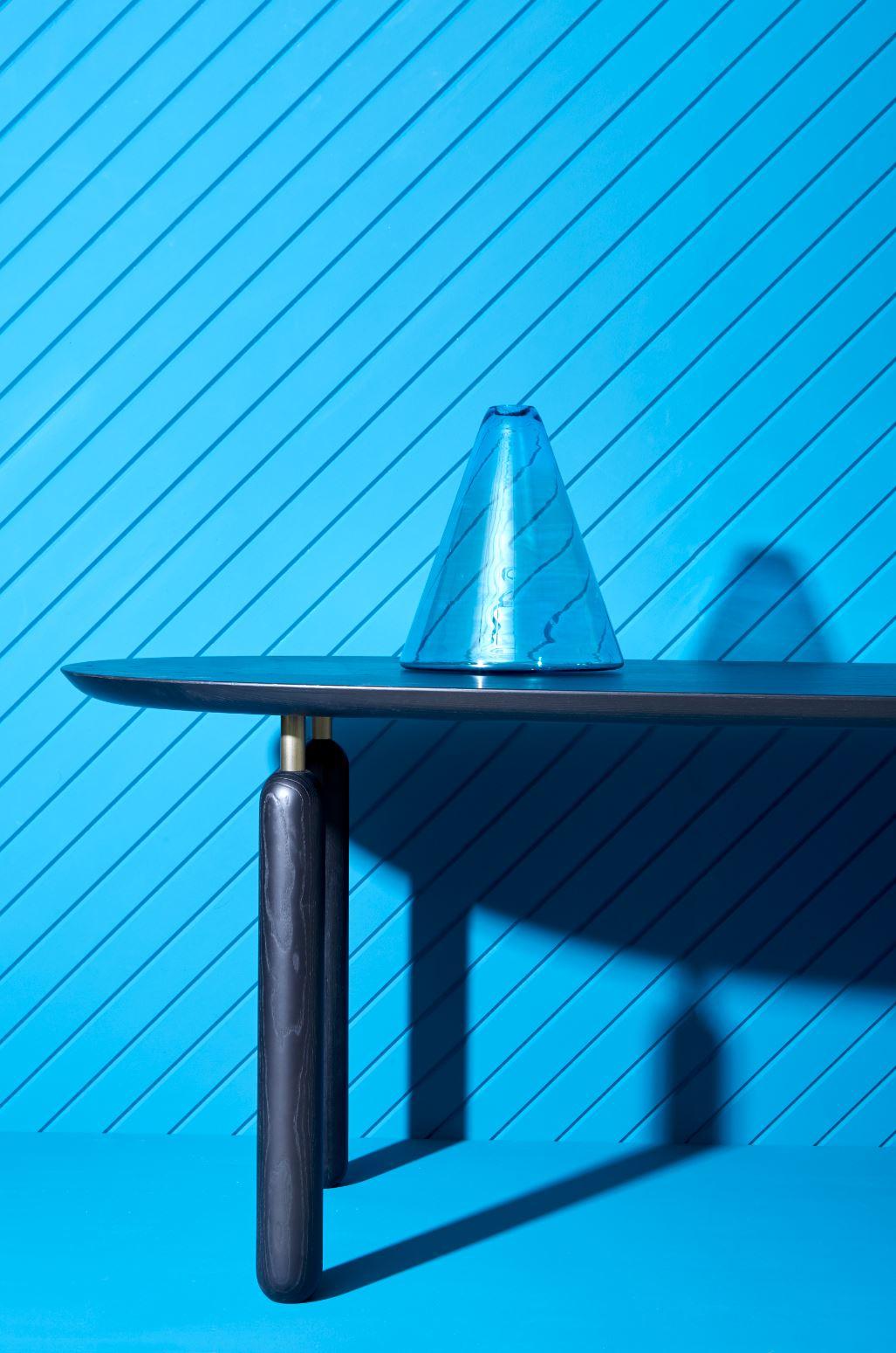 Table Ellipse, collection Colorama 
Design par Matteo Zorzenon pour Scapin Collezioni

Ellipse est une table qui, grâce à ses formes élégantes et douces, unit les personnes réunies autour de la table. Un grand plateau ovale en bois massif aux bords