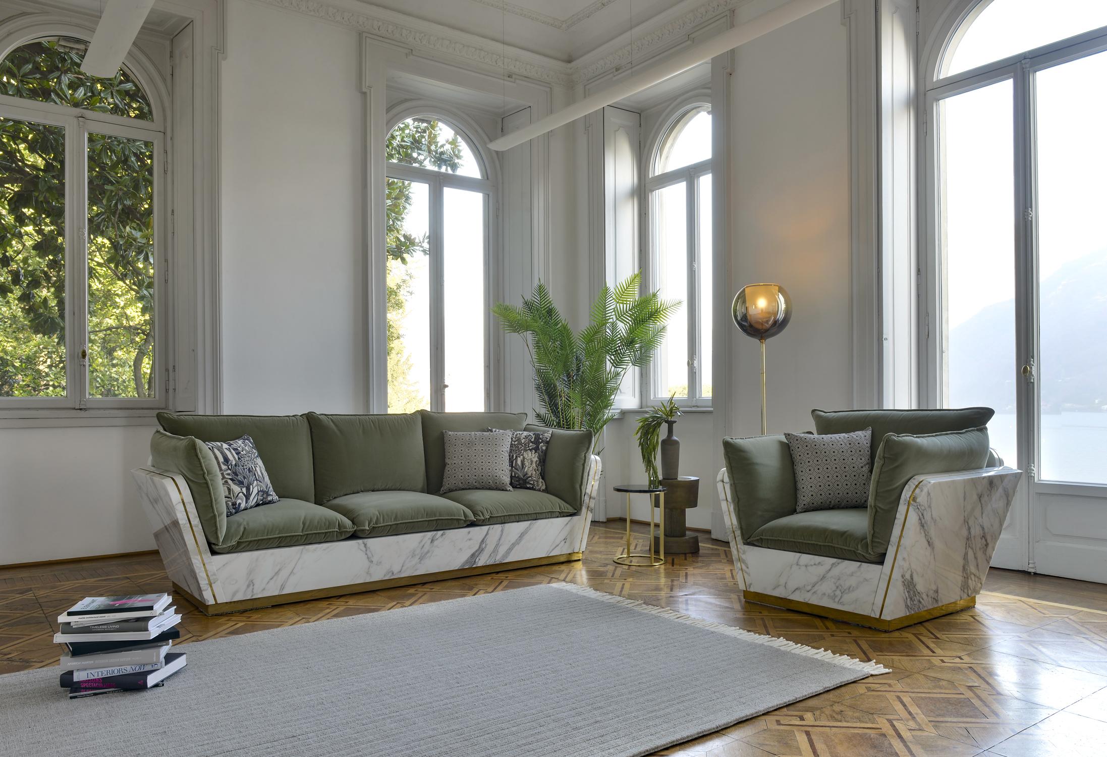 Marmor, Messing und Aluminium: drei edle Materialien vereinen sich in der Kollektion Mattis, die sich durch klare Linien und harmonische Proportionen auszeichnet. Das dreisitzige Sofa ist das Ergebnis der Forschungs- und Innovationsarbeit von