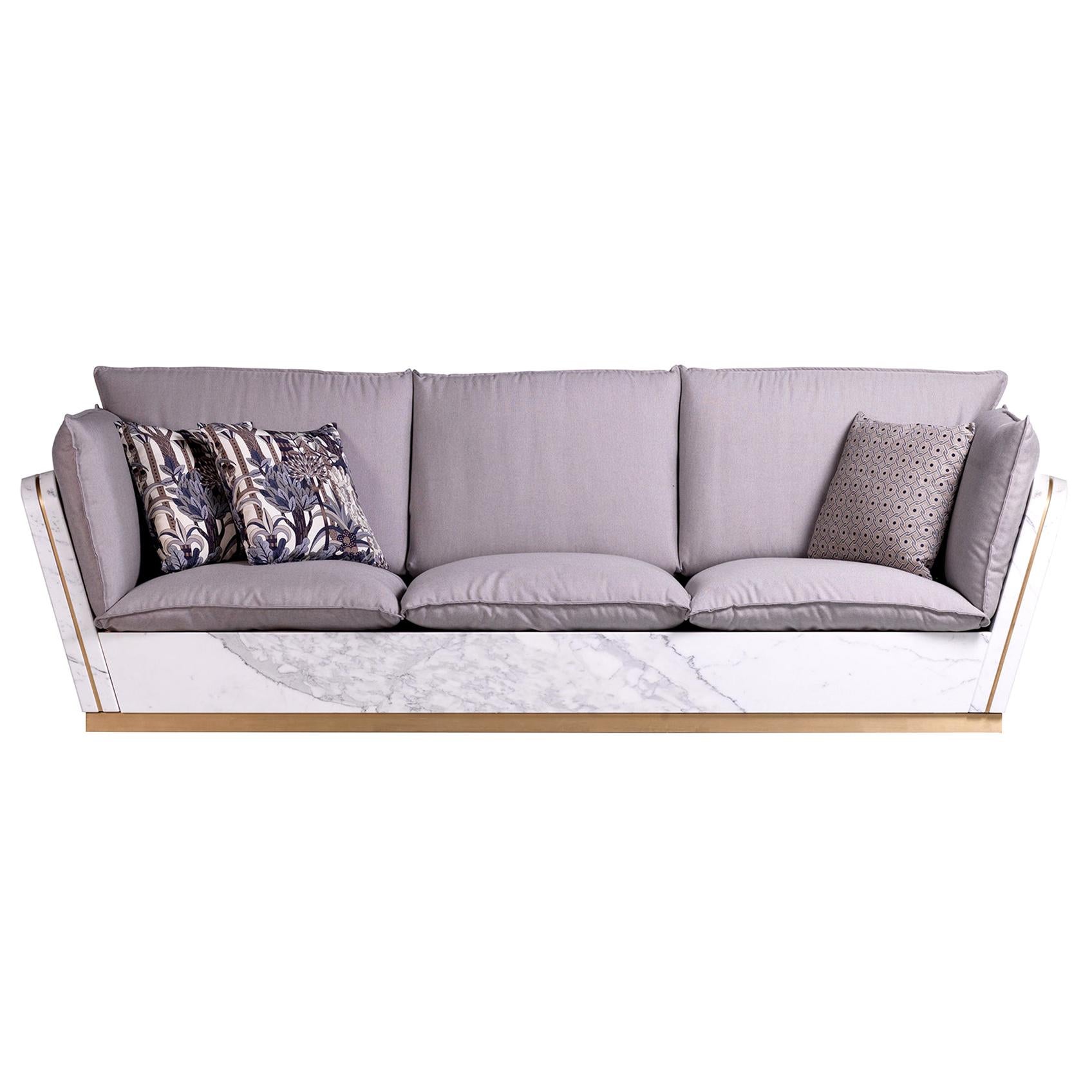 Mattis White Statuario Marmor Teakholz Sofa, maßgefertigtes Kissen, 21. Jahrhundert, Mattis