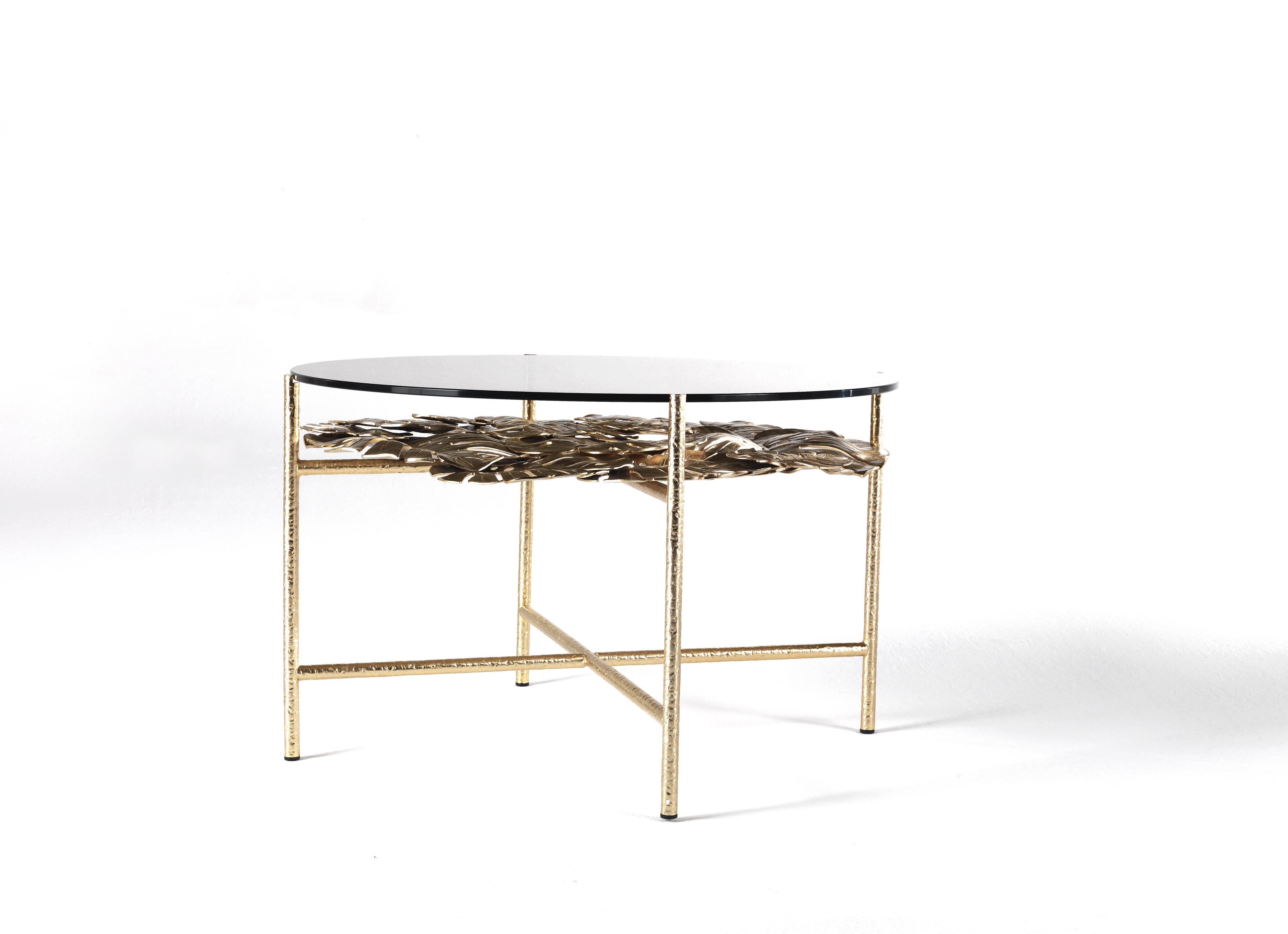 With the furniture of the new Maui line, the beauty of nature fits scenographically into the living space. The large leaves of monstera in metal fusion with a golden finish are the distinguishing feature of this table, embellished with a natural or