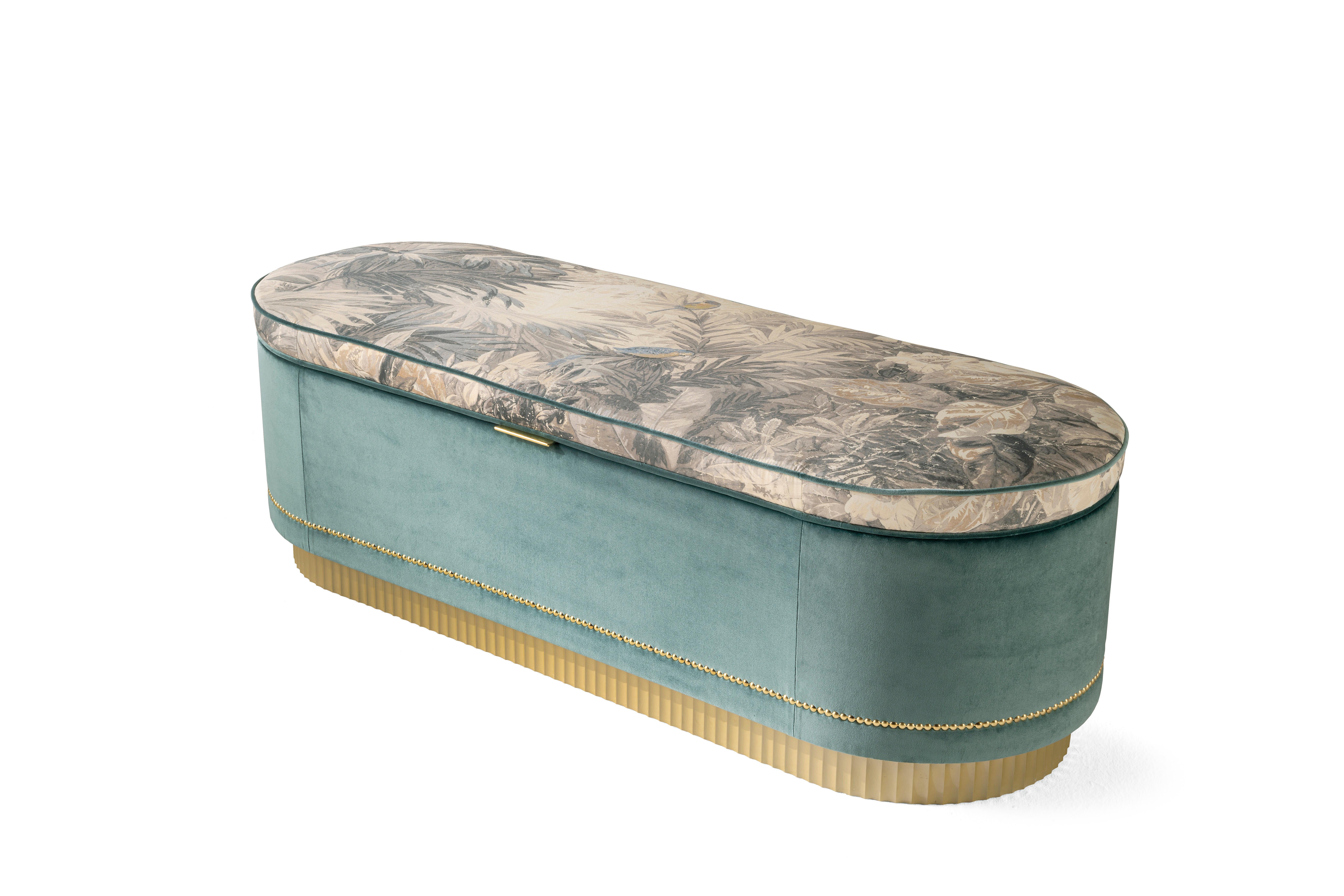 Als dekoratives Möbelstück mit exotischen Anklängen präsentiert sich Meriam mit einem Sitzbezug aus bedrucktem Selva-Stoff, der mit goldenen Nieten und einem geriffelten, goldlackierten Fuß verziert ist. In dieser neuen Version ist der Hocker auch
