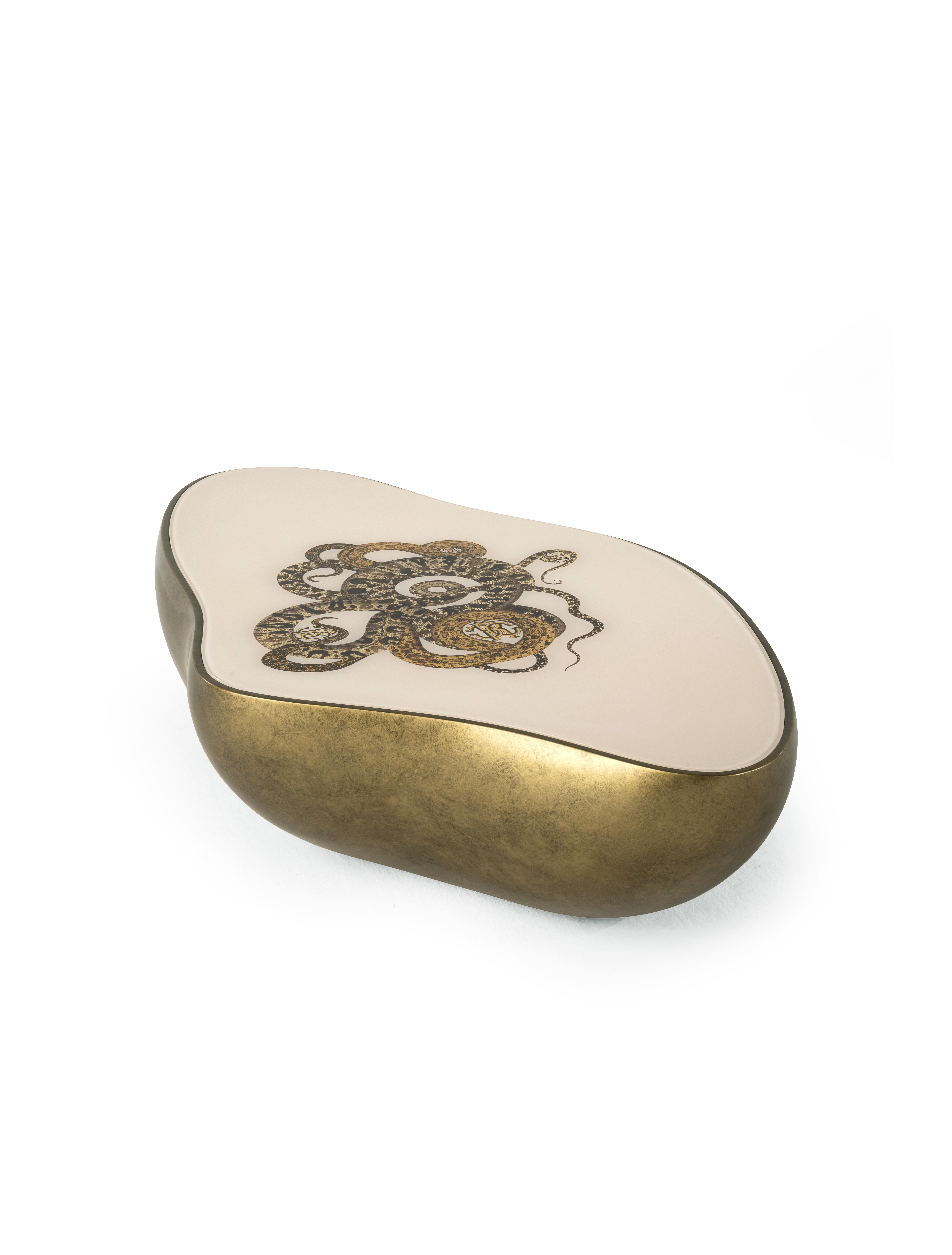 L'irrégularité de la nature et l'expressivité des matériaux dans une table basse à l'esthétique raffinée. Meru se caractérise par une structure en résine associée à un plateau en verre extra-clair imprimé du logo Roberto Cavalli. Un mélange
