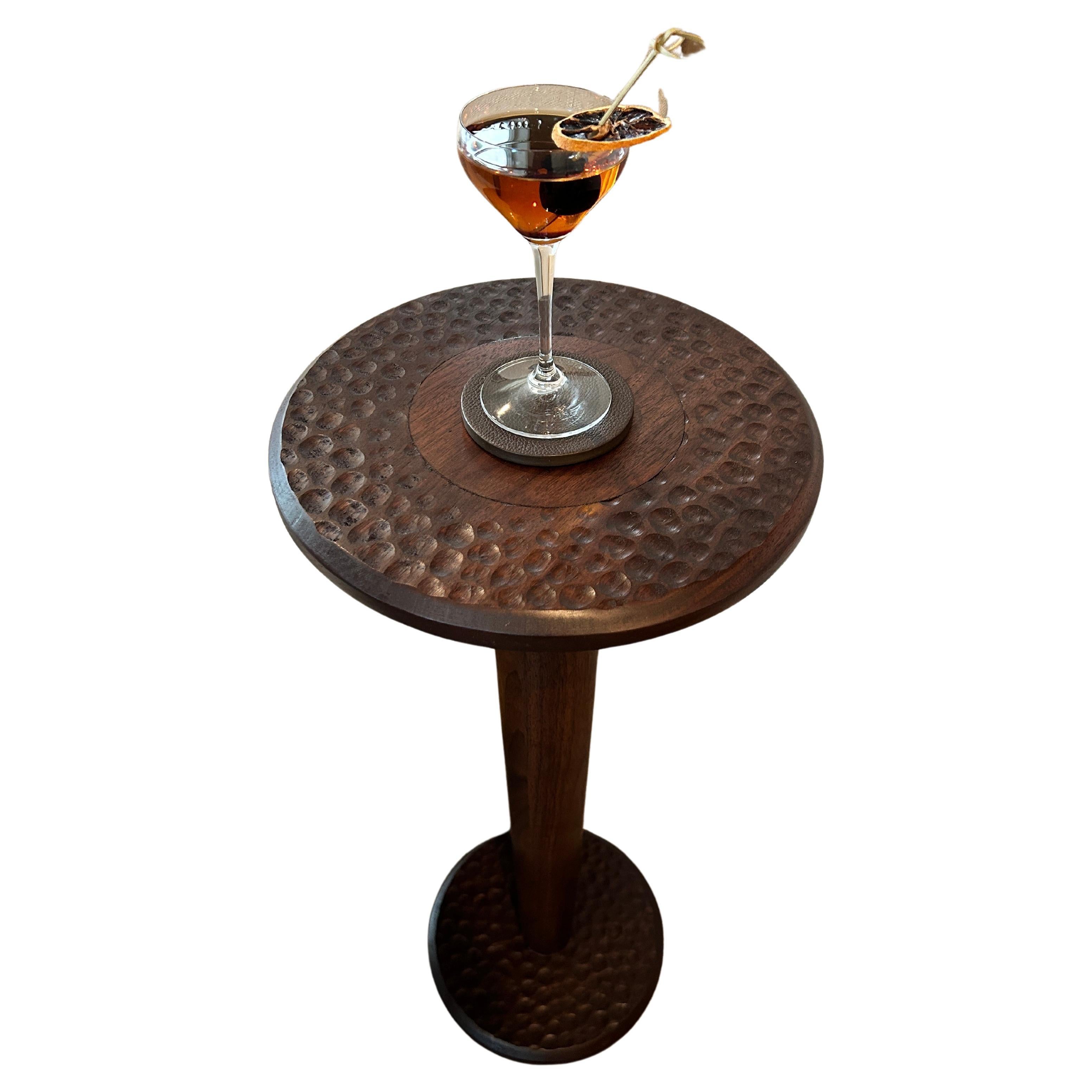 Moderner inspirierter Cocktailtisch aus Nussbaumholz aus der Mitte des 21. Jahrhunderts