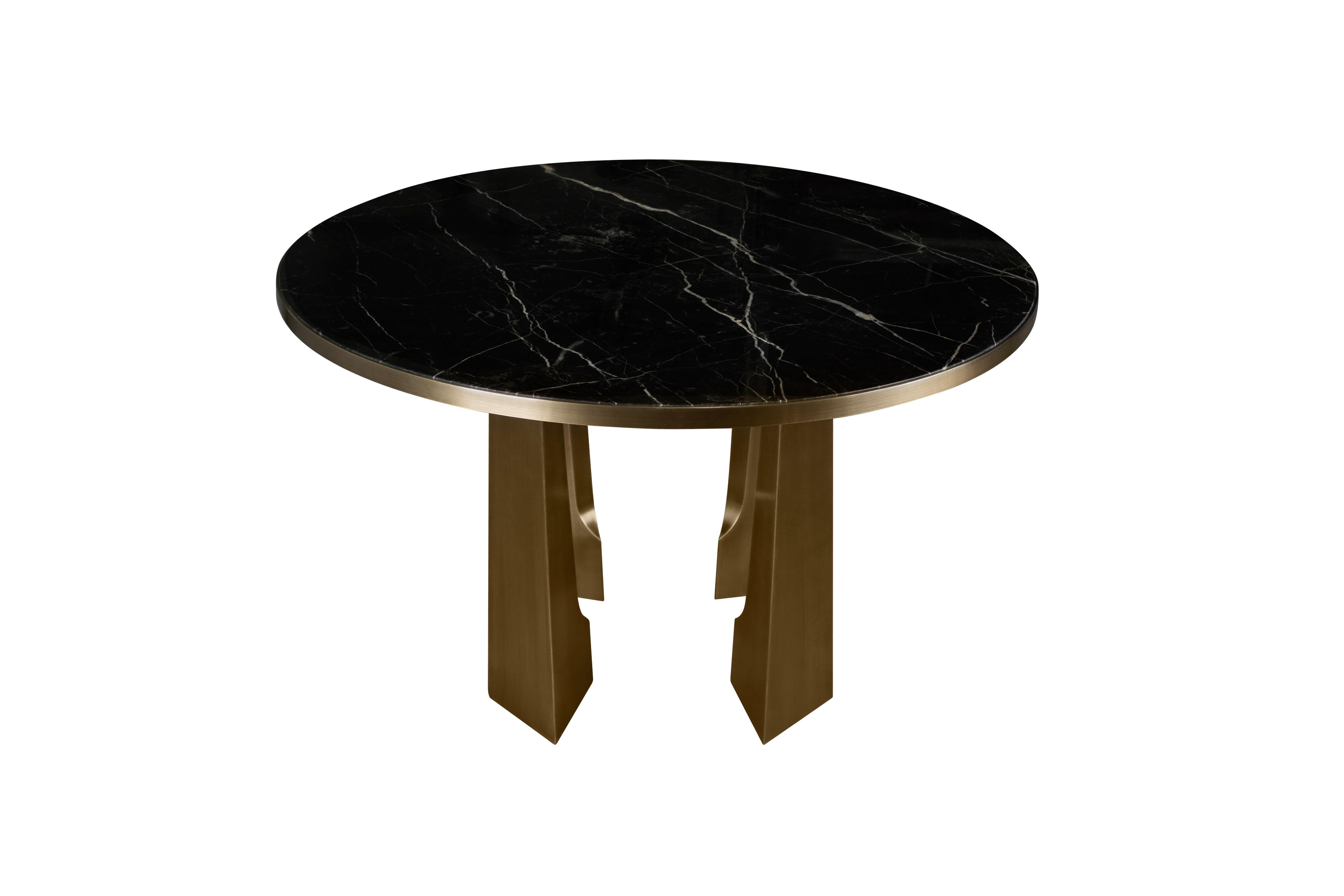 Robert Mills a été le premier Américain de naissance à recevoir une formation professionnelle d'architecte. Connu pour avoir conçu le Washington Monument, l'architecte américain a été la source d'inspiration de cette table à manger exceptionnelle.